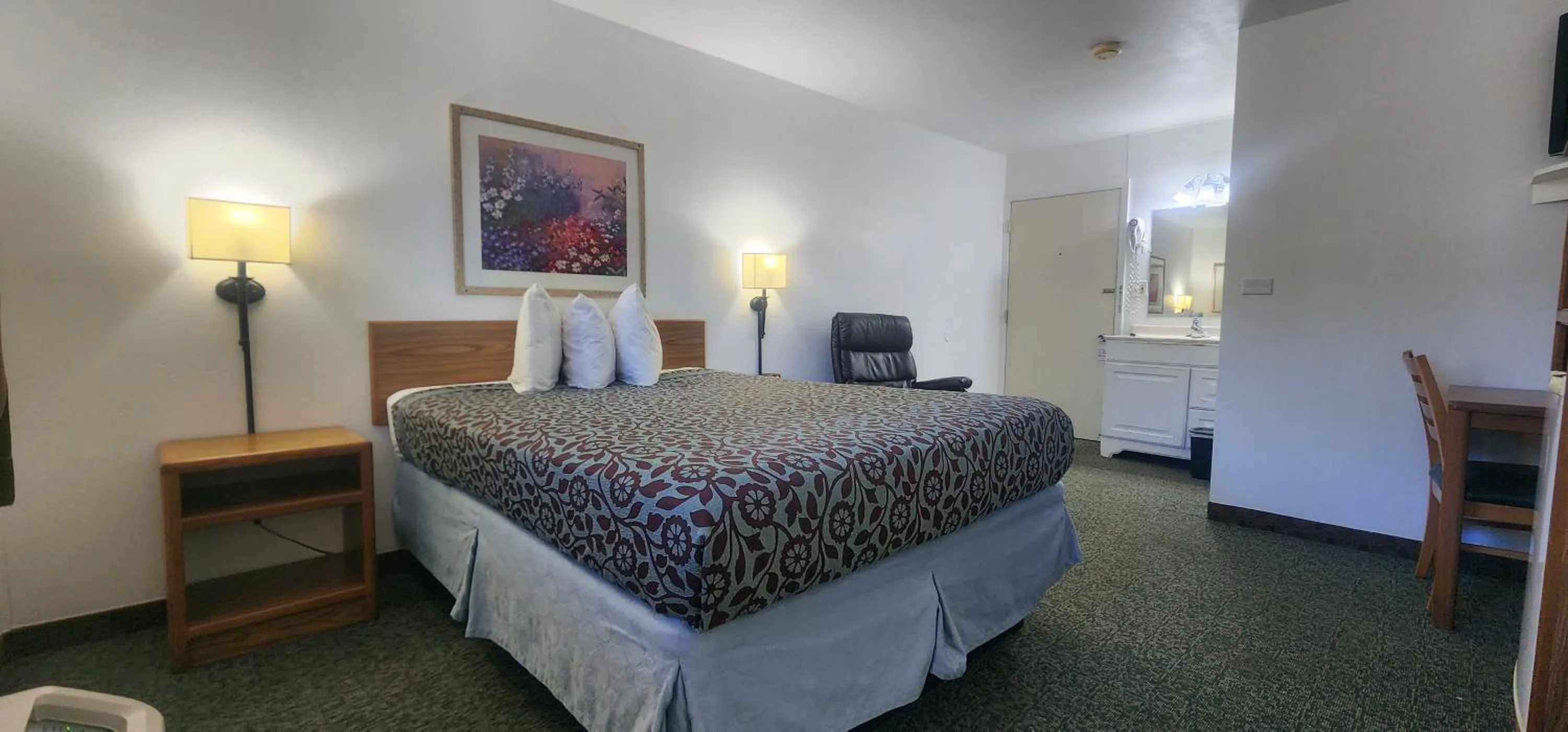 Bed in Lantern Motel