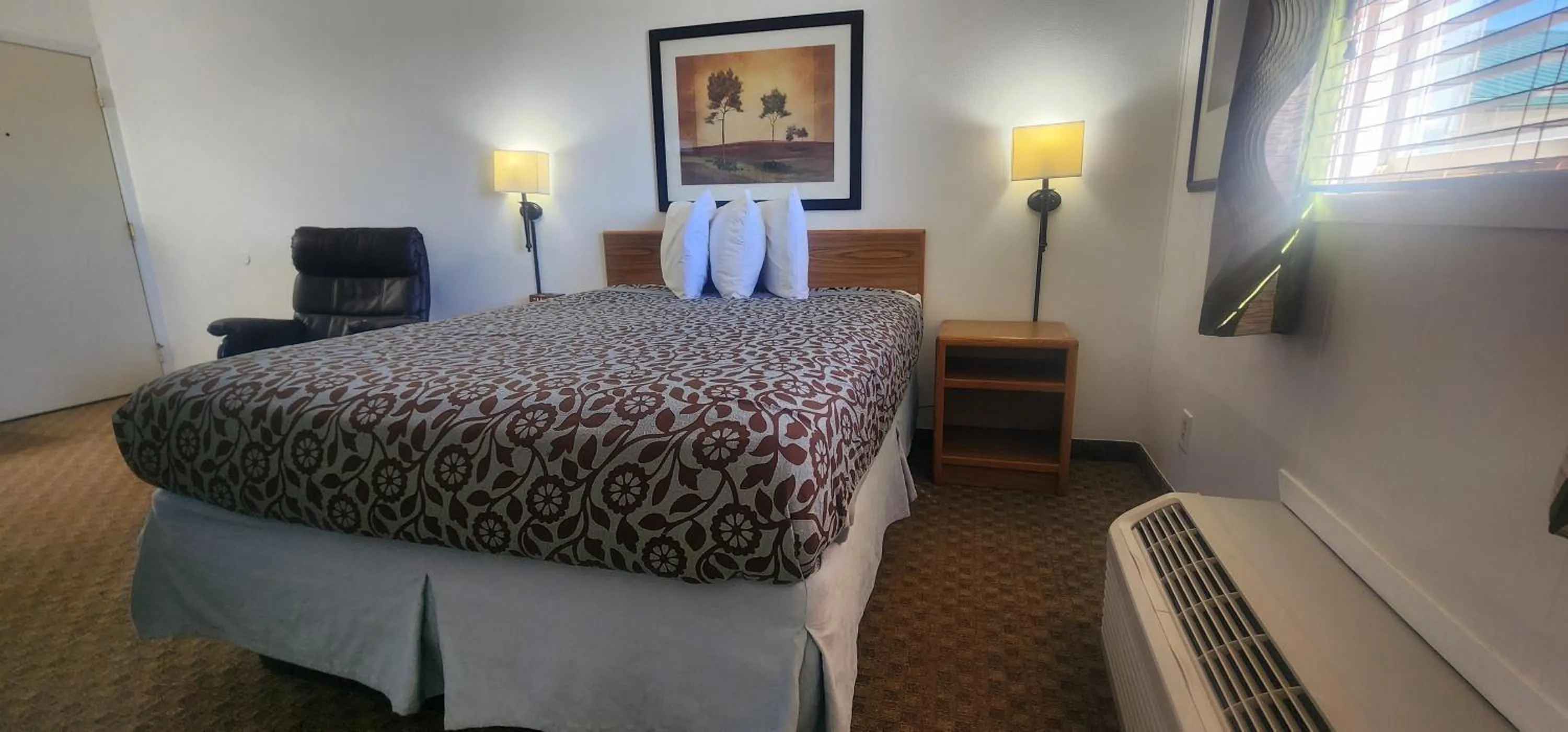 Bed in Lantern Motel