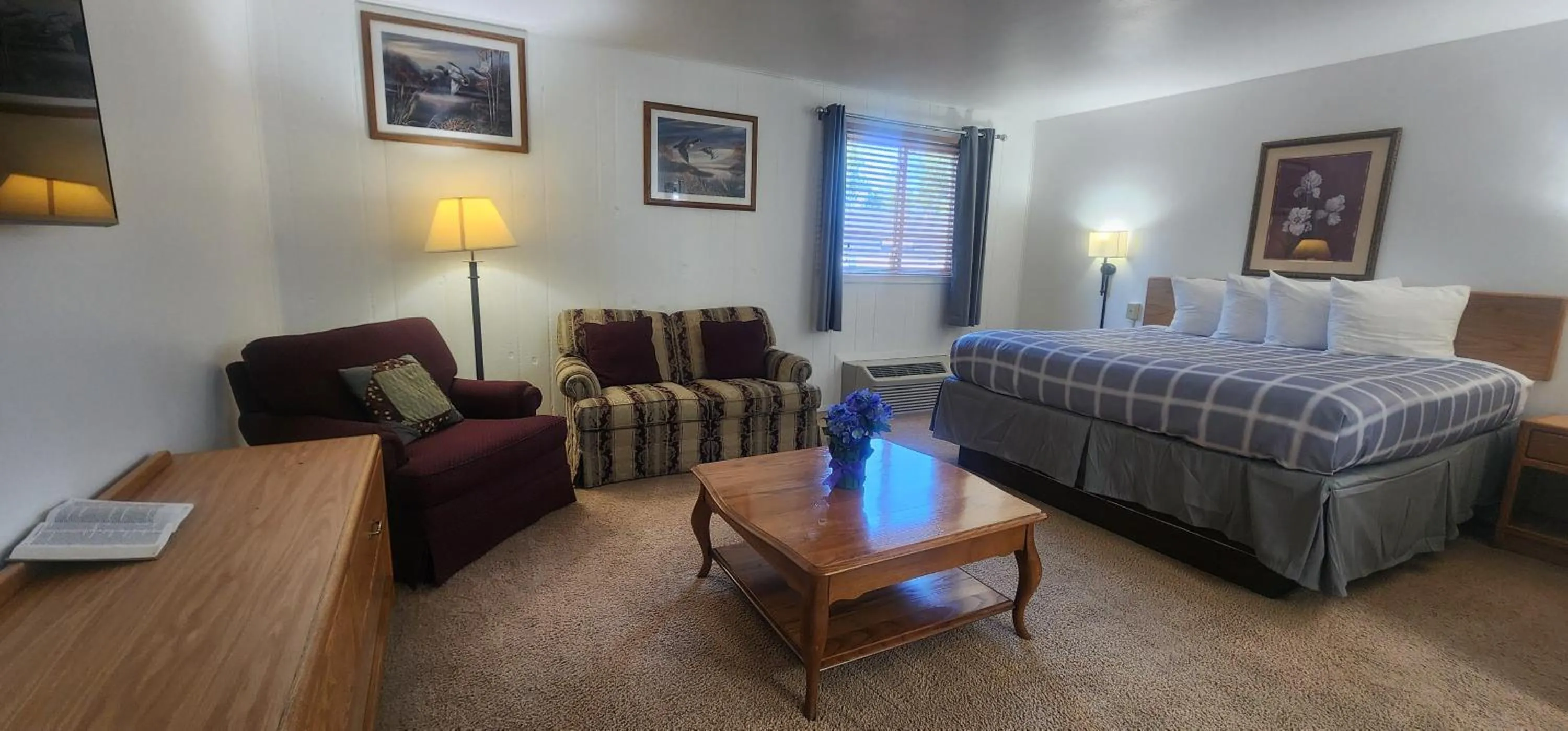 Bed in Lantern Motel