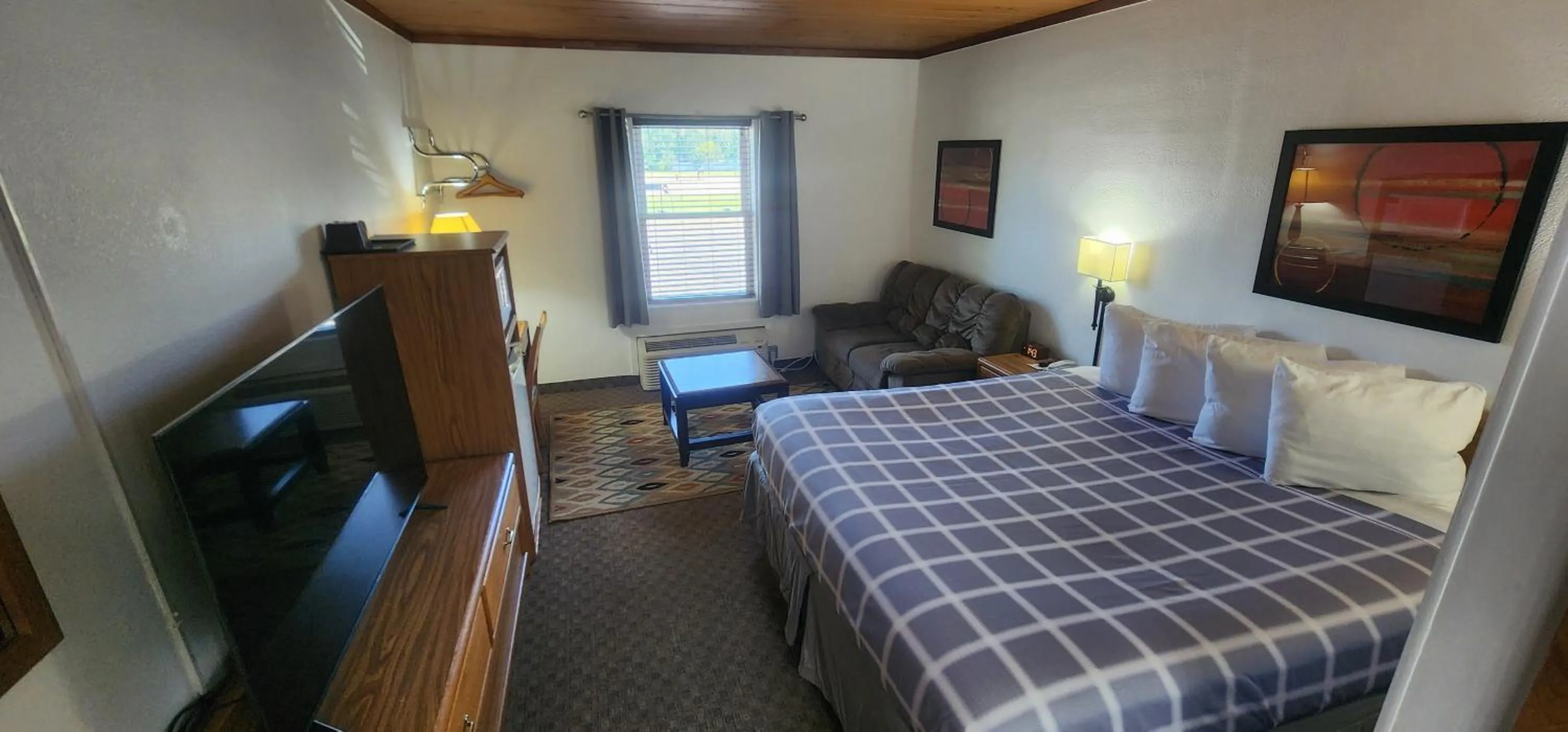 Bed in Lantern Motel