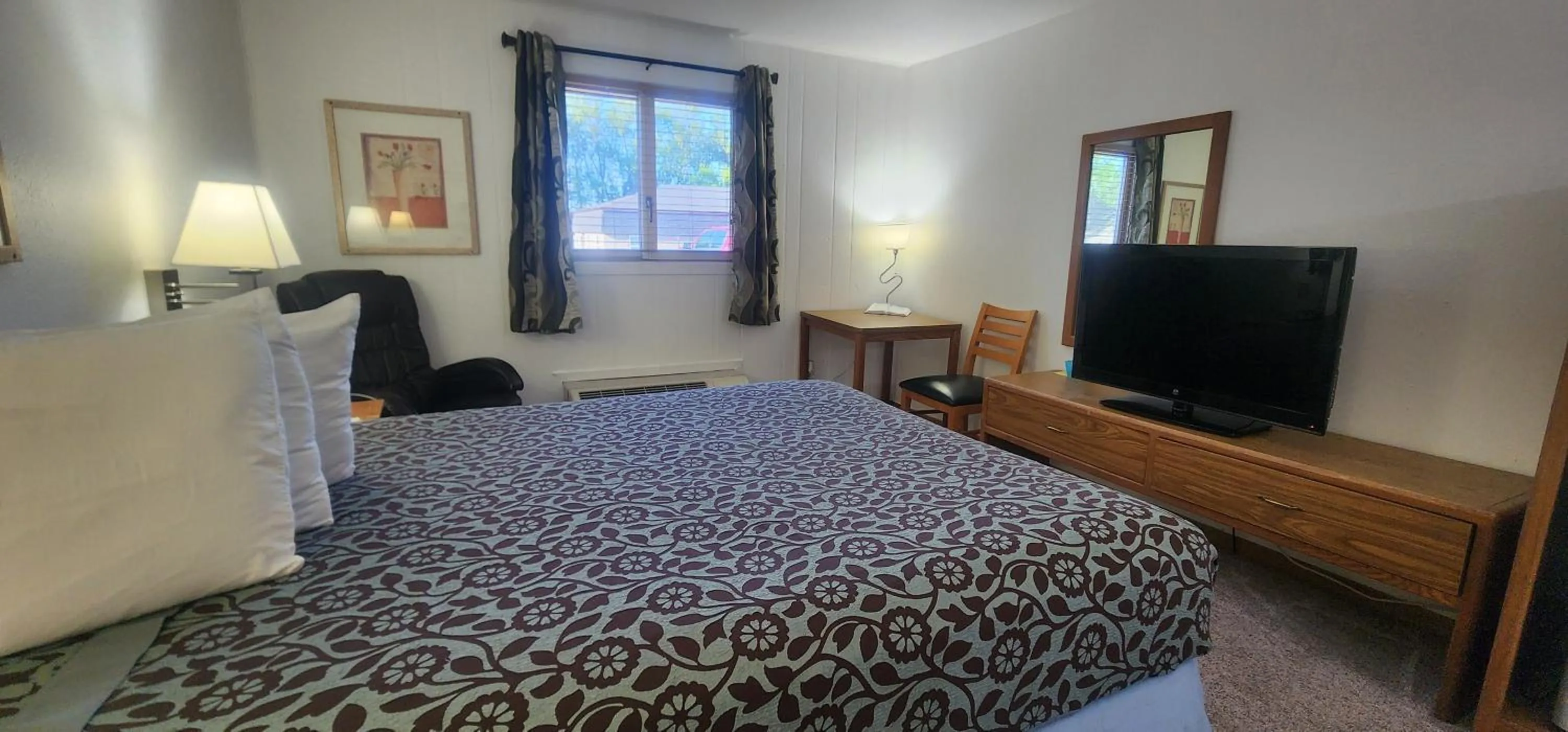 Bed in Lantern Motel