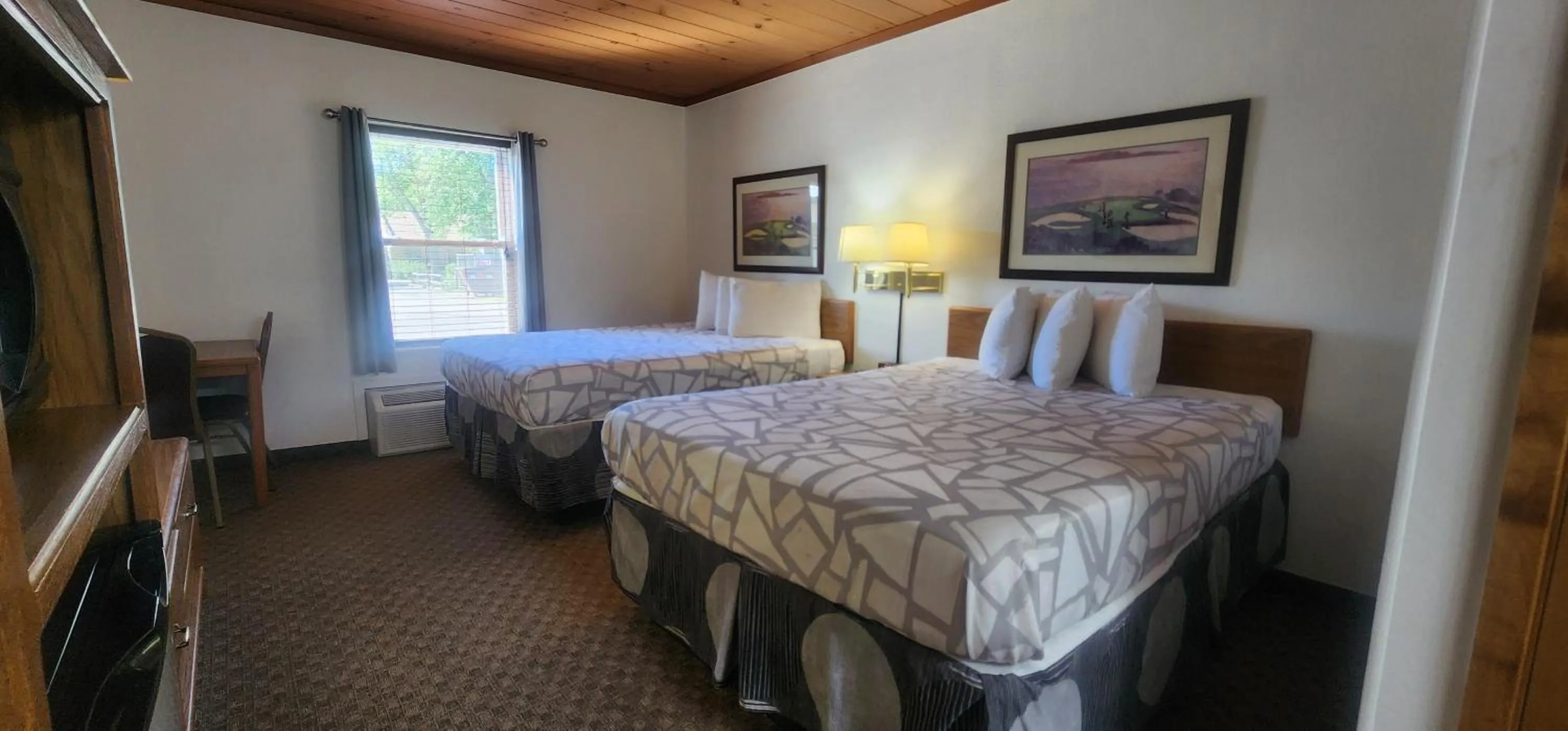 Bed in Lantern Motel