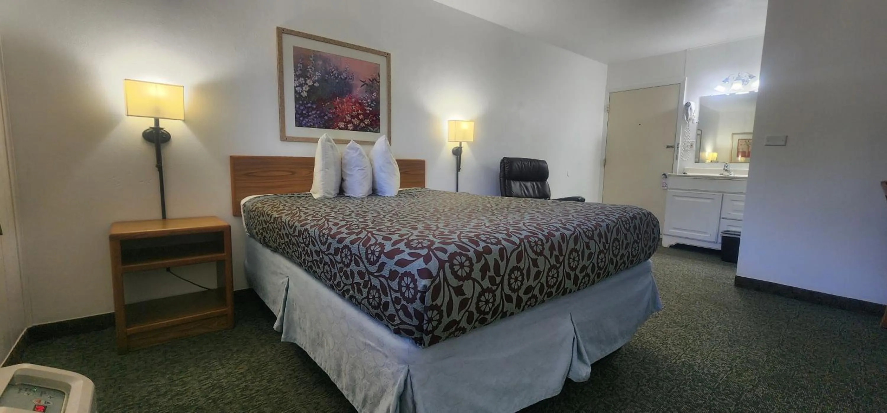 Bed in Lantern Motel