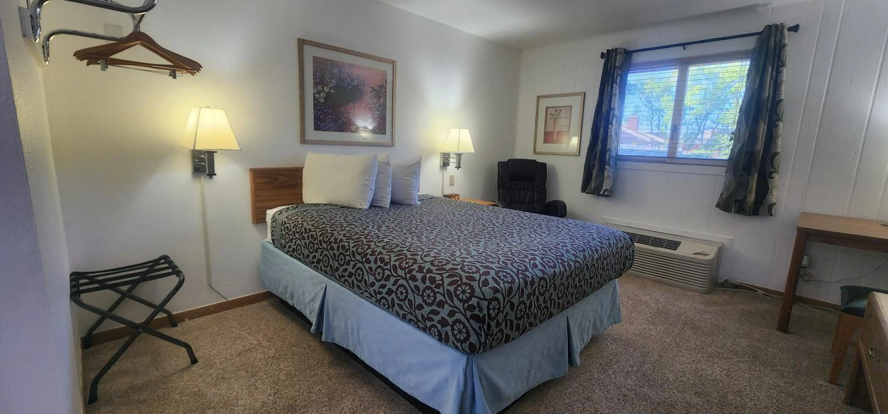 Bed in Lantern Motel