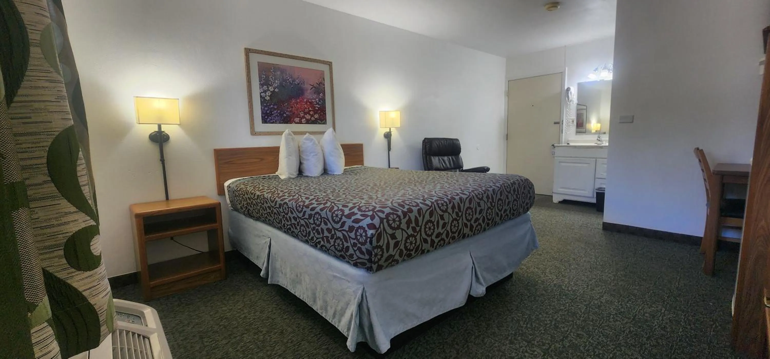 Bed in Lantern Motel