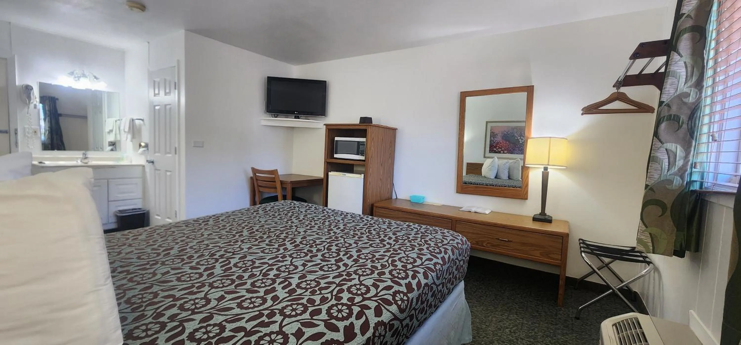 Bed in Lantern Motel