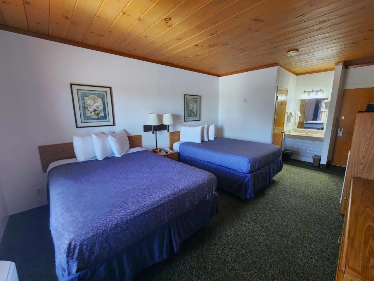 Bed in Lantern Motel