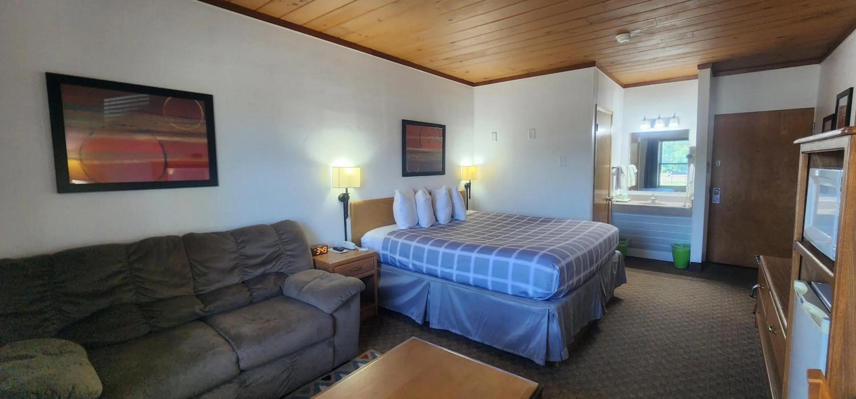 Bed in Lantern Motel