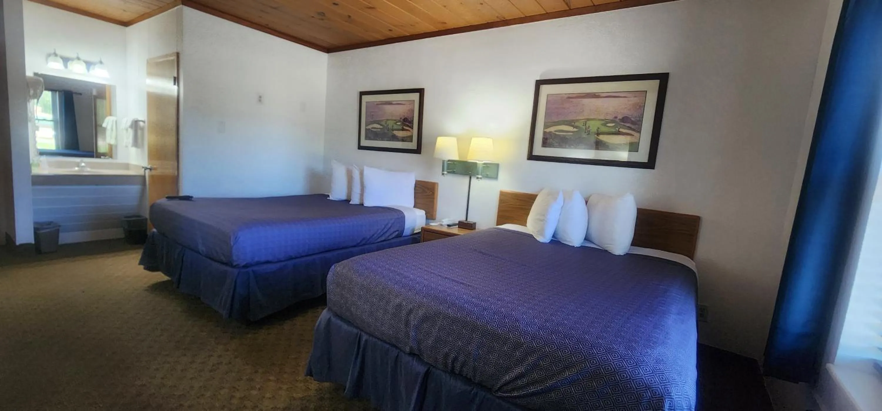 Bed in Lantern Motel