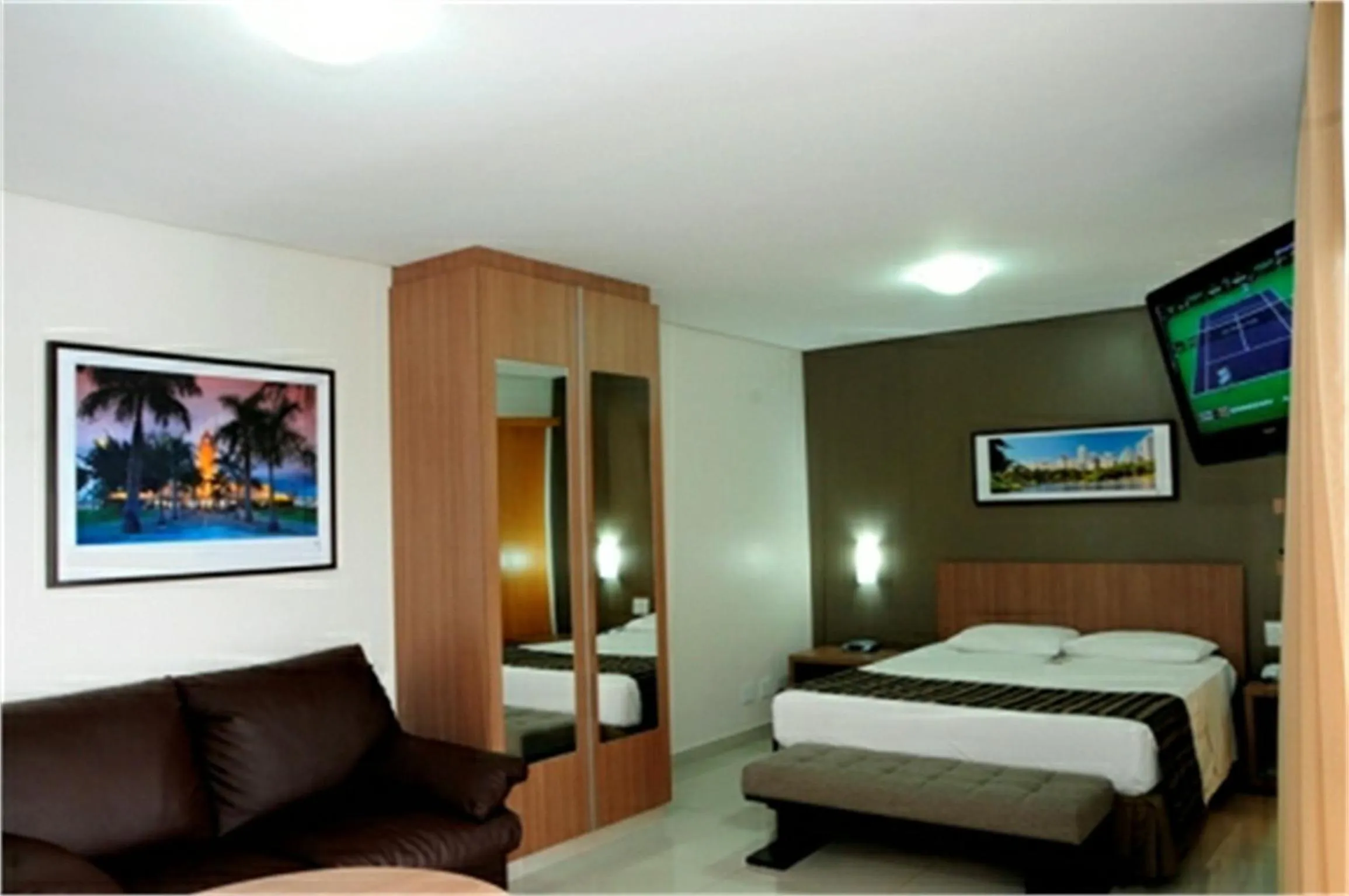 Photo of the whole room in Bristol Evidence Hotel