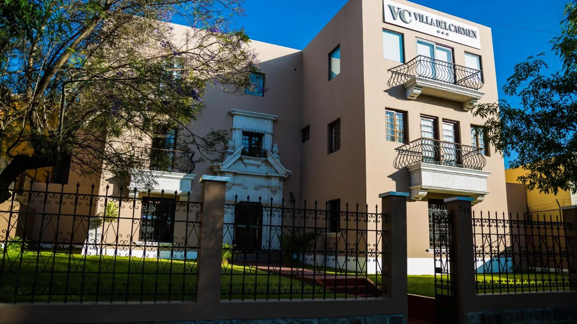 Property building in Hotel Villa del Carmen