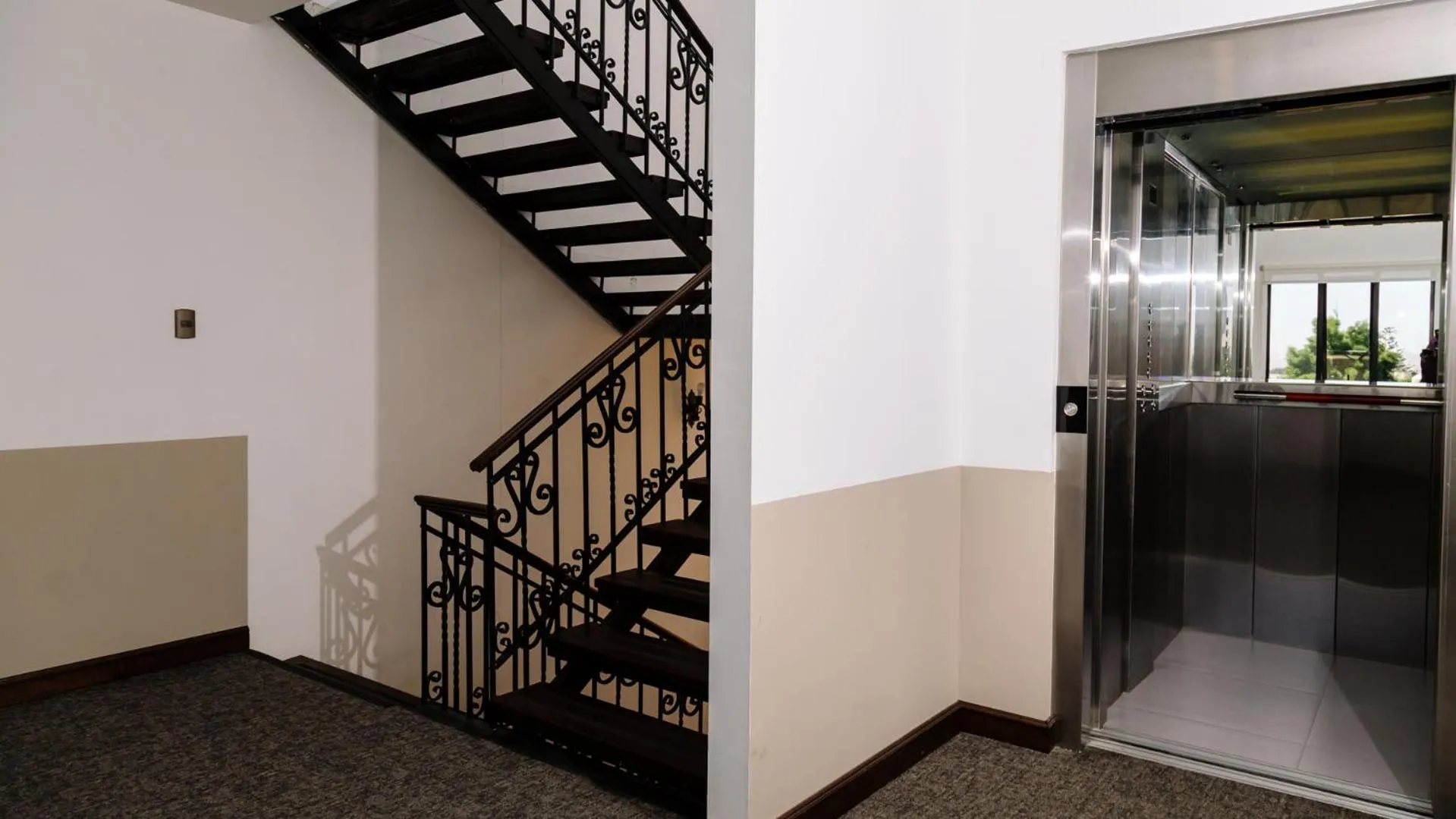 elevator in Hotel Villa del Carmen