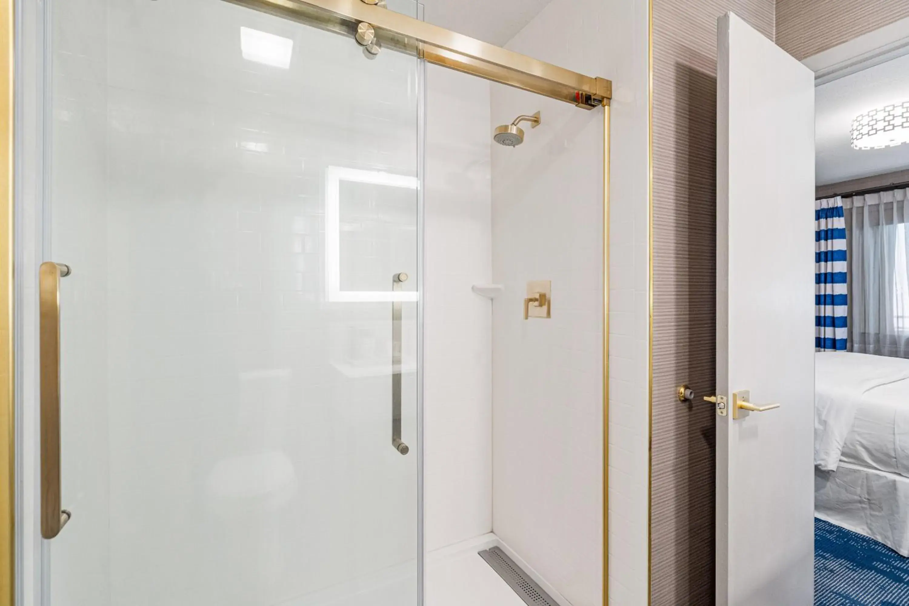 Shower, Bed in 3 Palms Tucson North Foothills Shower, Bed in 3 Palms Tucson North Foothills