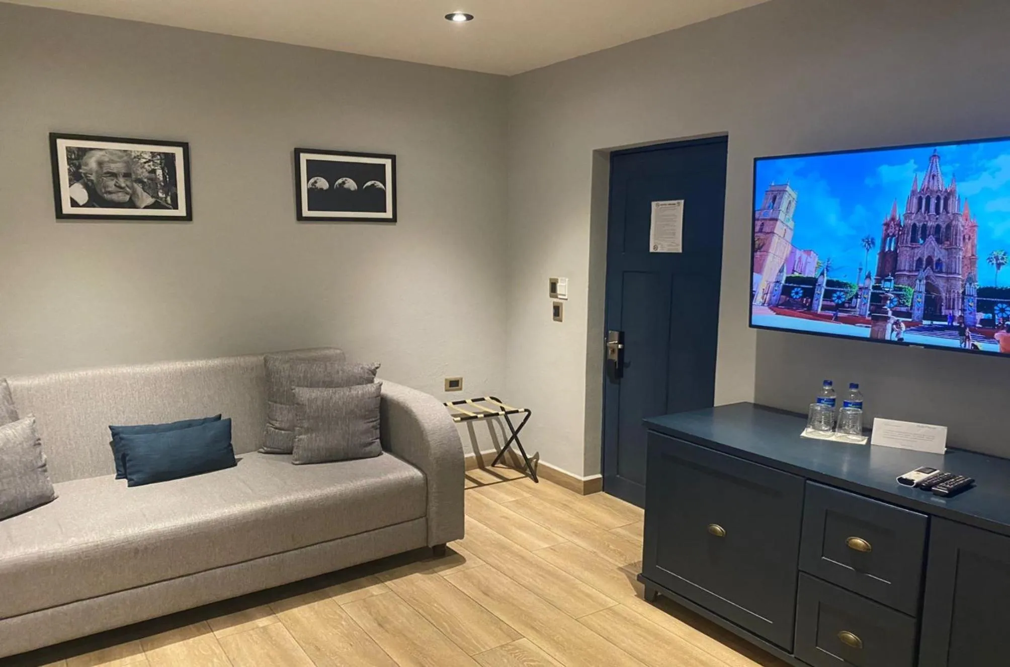 Communal lounge/ TV room in Hotel Verbena