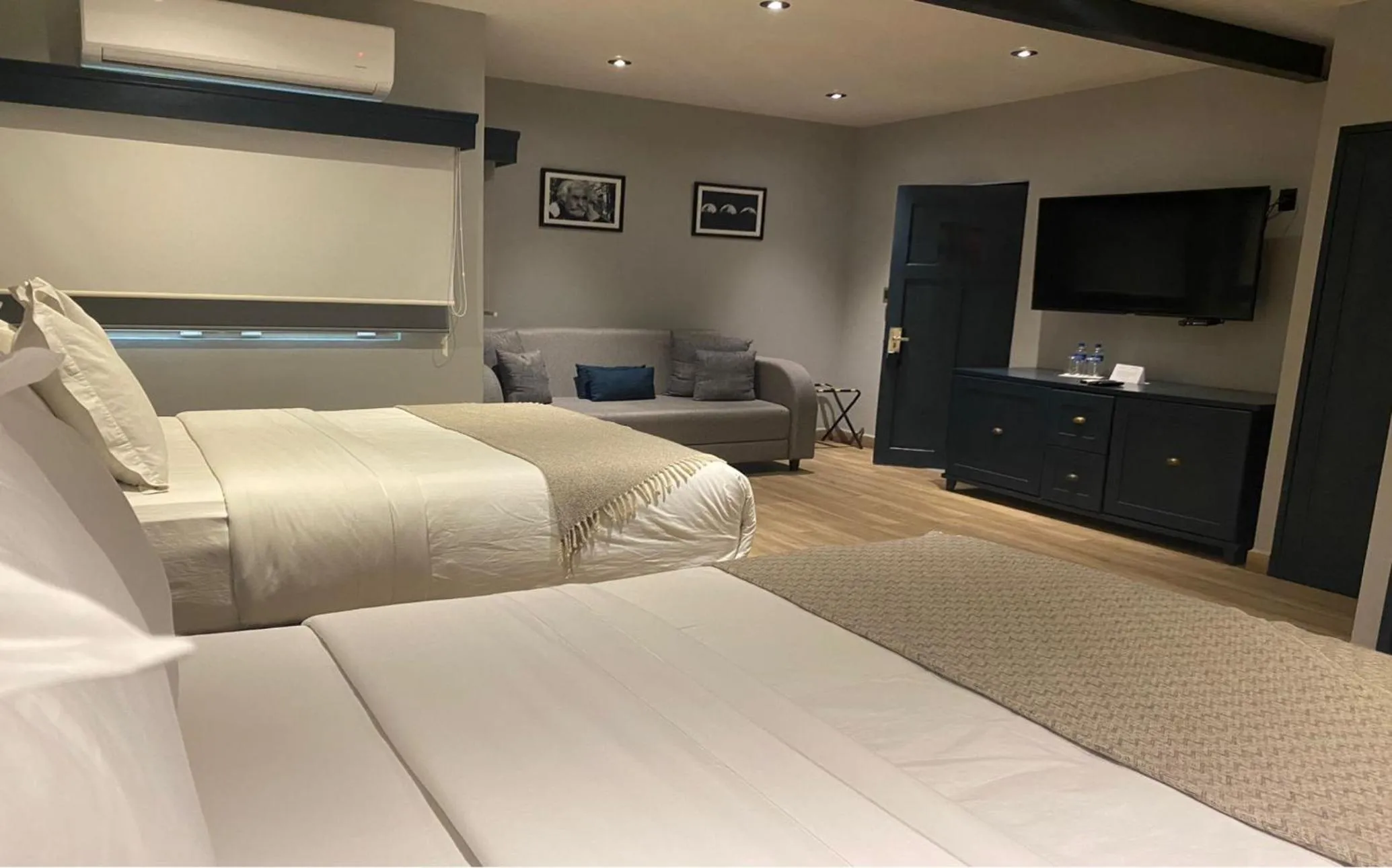 Communal lounge/ TV room in Hotel Verbena