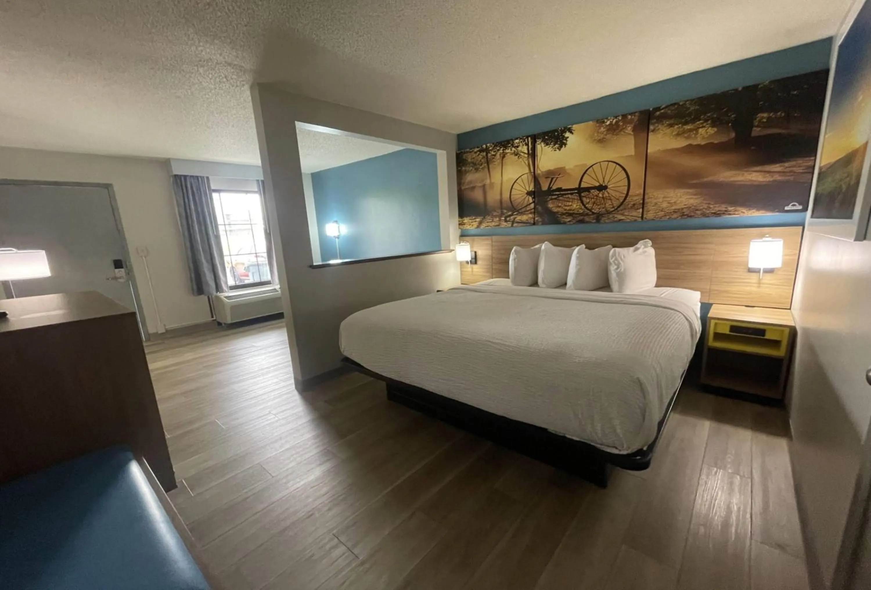 Photo of the whole room, Bed in Days Inn & Suites by Wyndham York