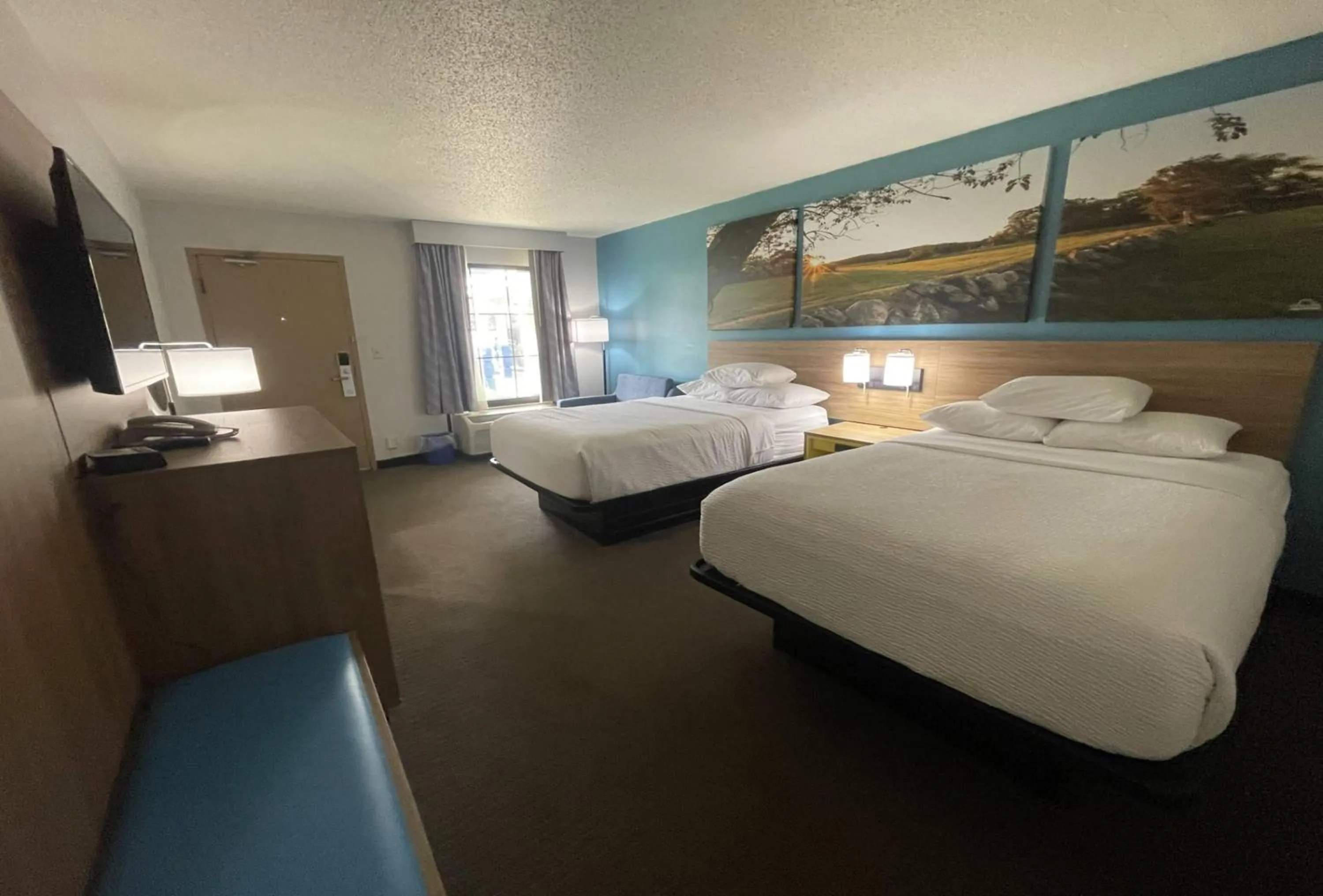 Photo of the whole room, Bed in Days Inn & Suites by Wyndham York