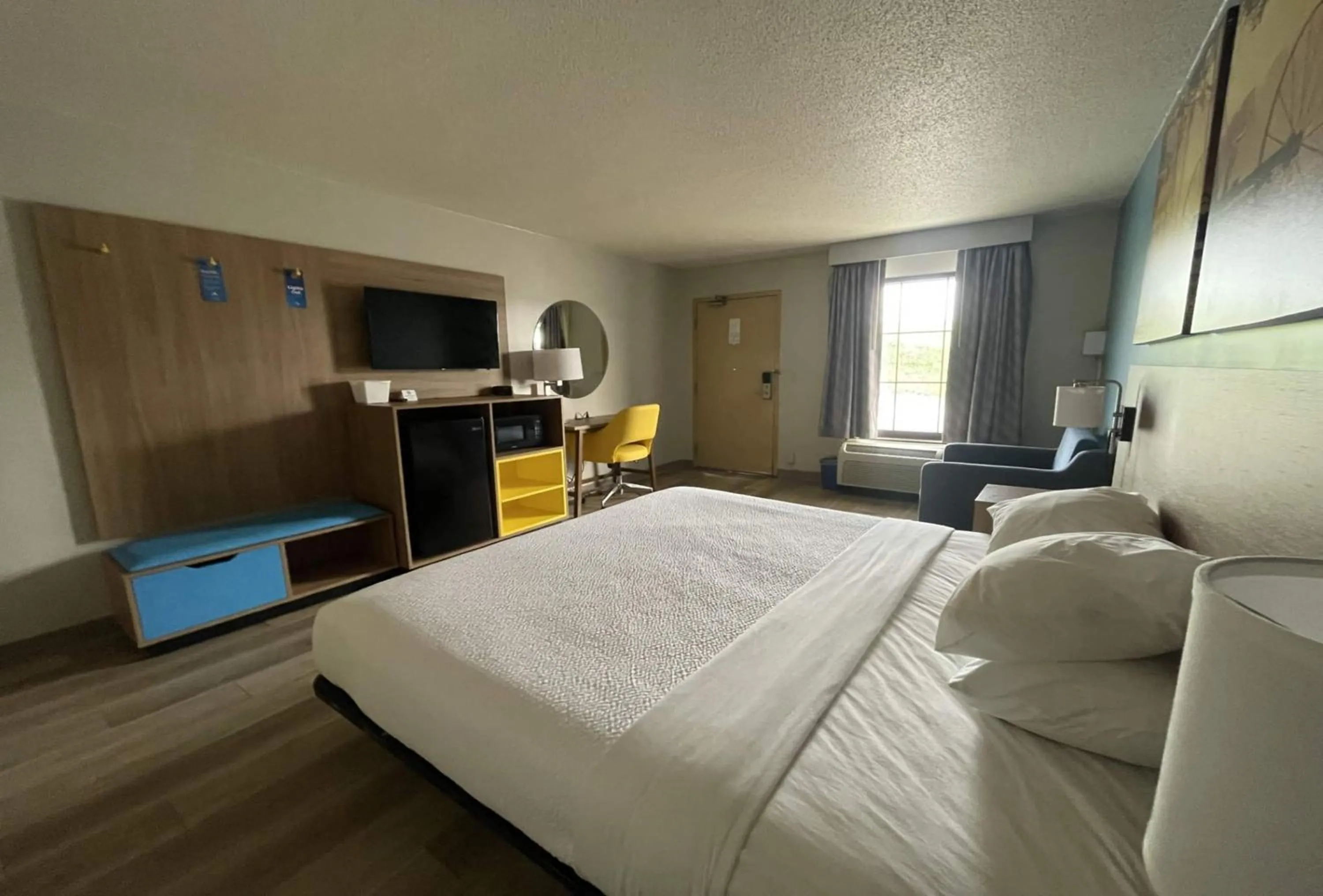 Photo of the whole room, Bed in Days Inn & Suites by Wyndham York