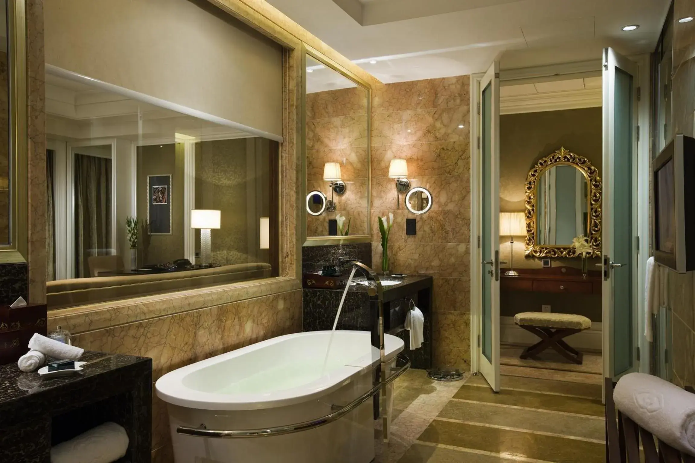 Bathroom in Hotel Shanghai Sheshan Oriental - Handwritten Collection Bathroom in Hotel Shanghai Sheshan Oriental - Handwritten Collection