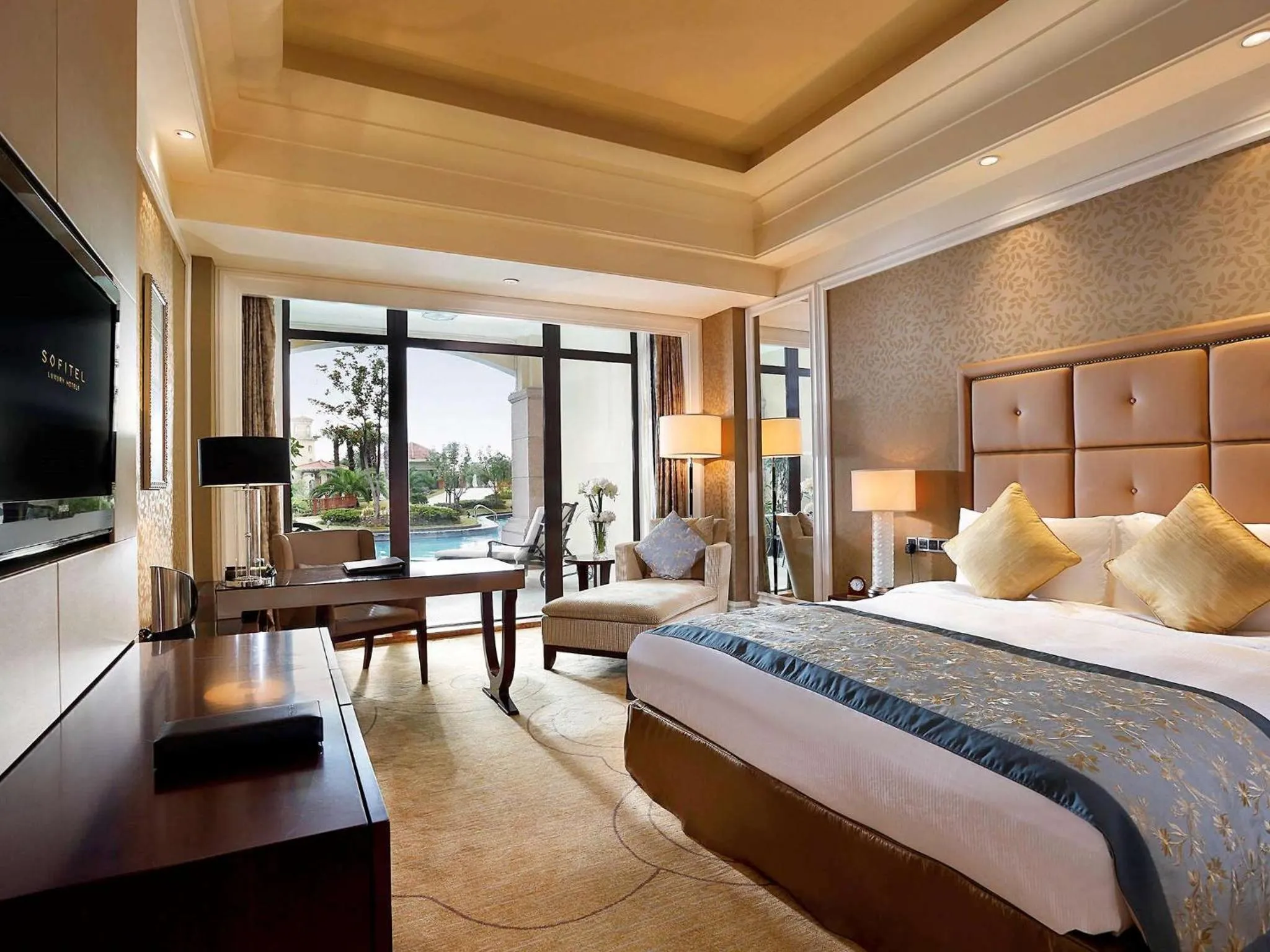 Photo of the whole room, Bed in Hotel Shanghai Sheshan Oriental - Handwritten Collection