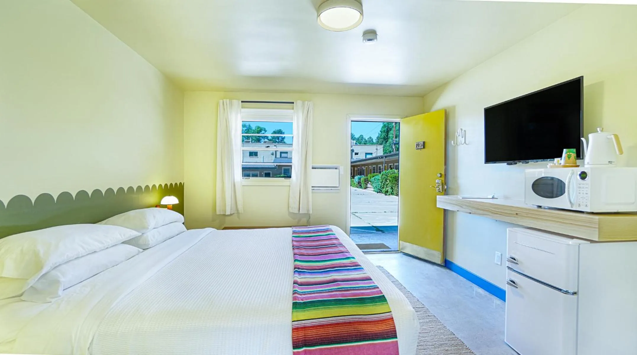 Bed in The Siesta Motel