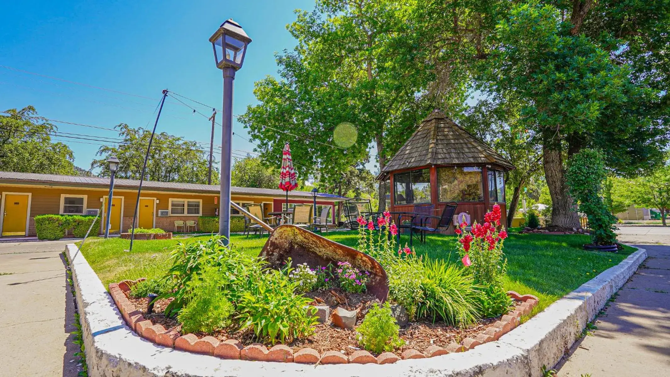 Garden view in The Siesta Motel Garden view in The Siesta Motel