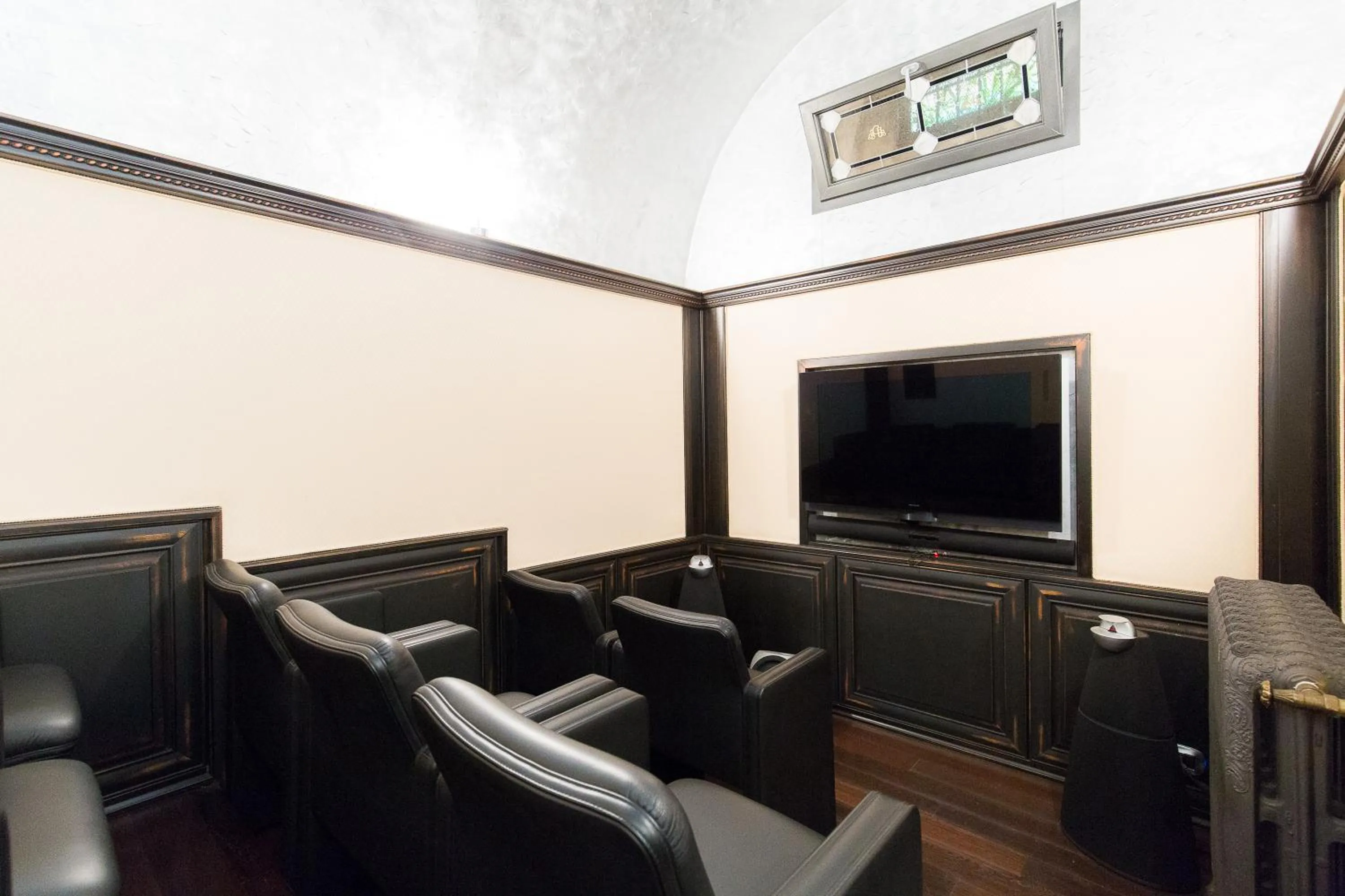 Communal lounge/ TV room in Hotel Celio