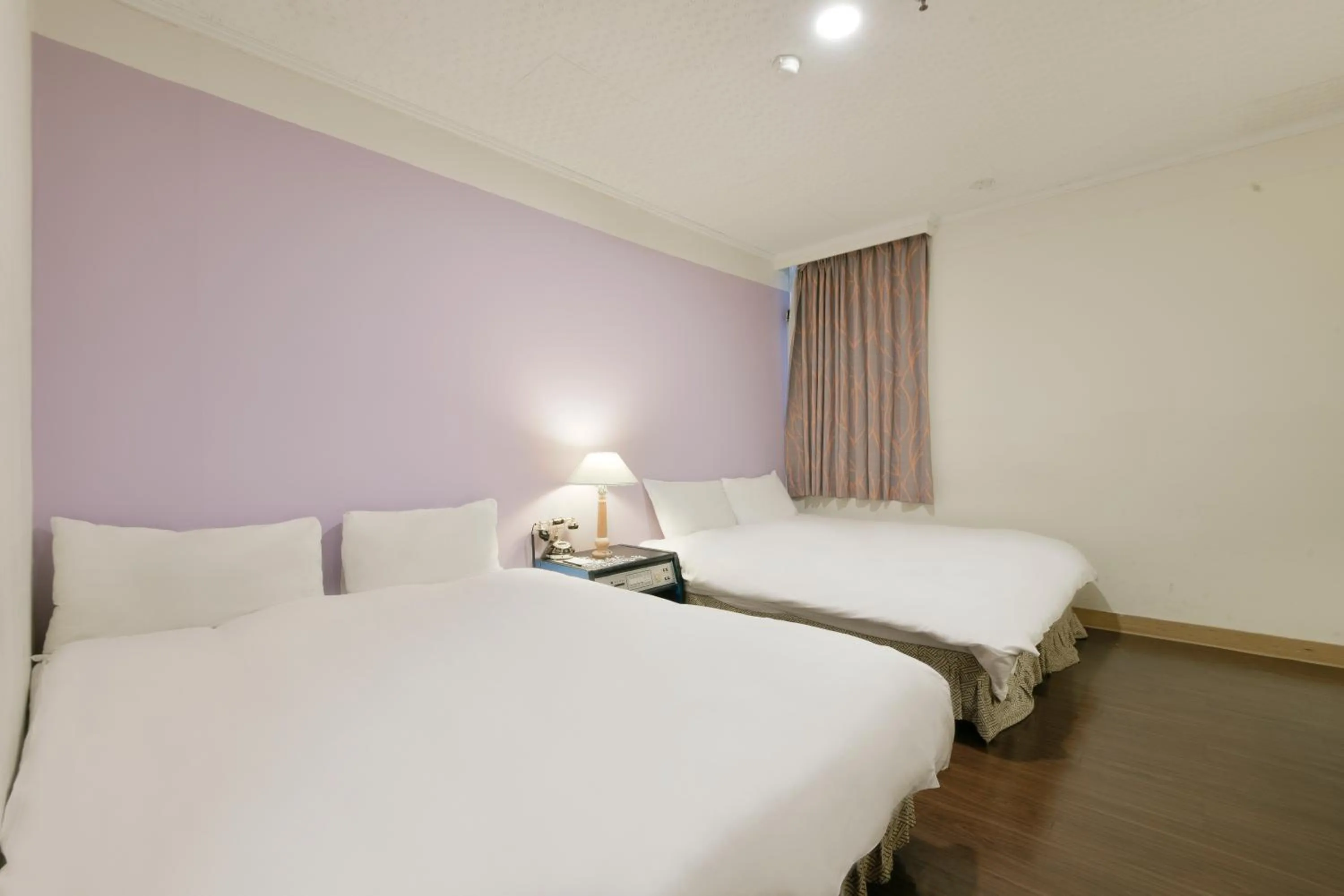 Photo of the whole room, Bed in Back Home Hotel