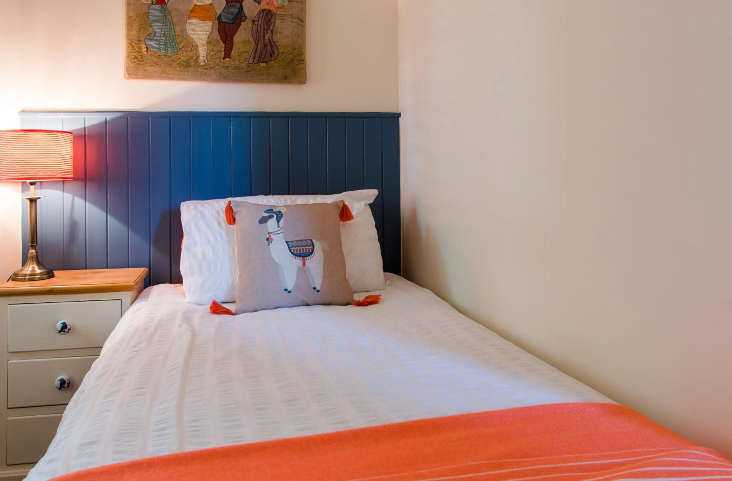 Bed in The Merryburn - Rooms and Courtyard Studios