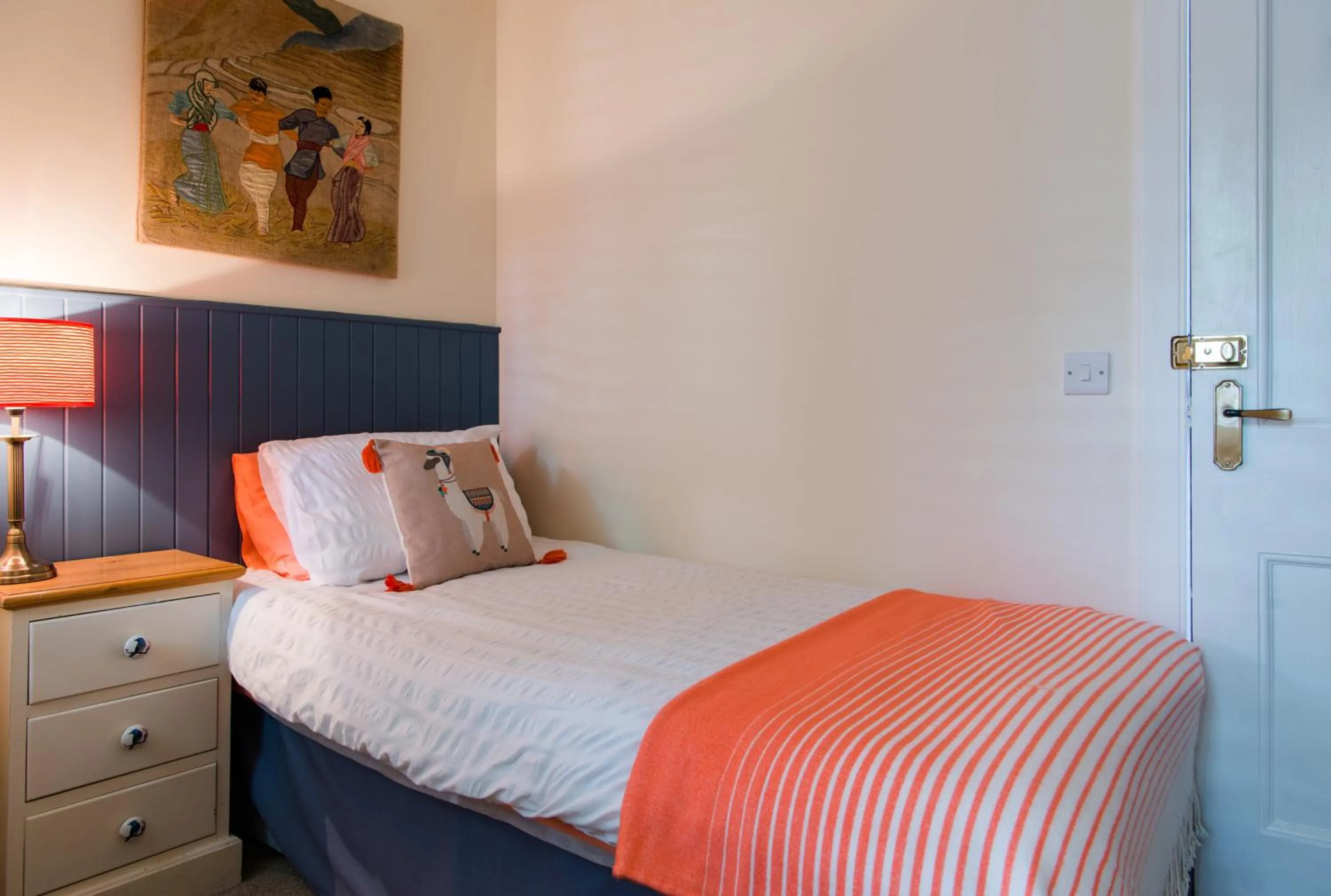 Bed in The Merryburn - Rooms and Courtyard Studios