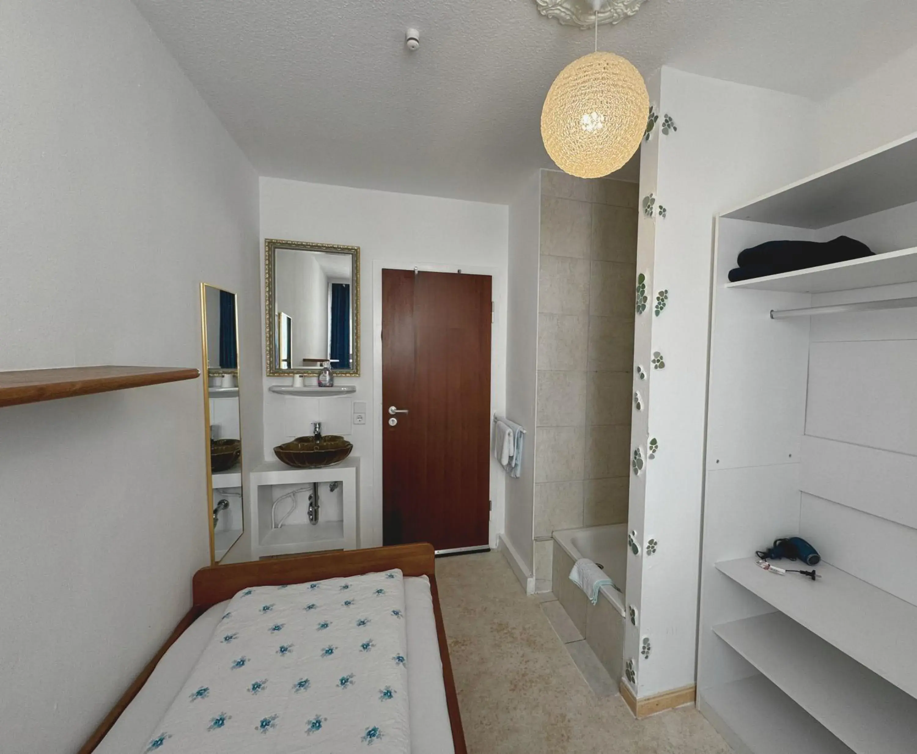 Single Room with Shared Toilet in Hostel Heinzelmännchen Single Room with Shared Toilet in Hostel Heinzelmännchen