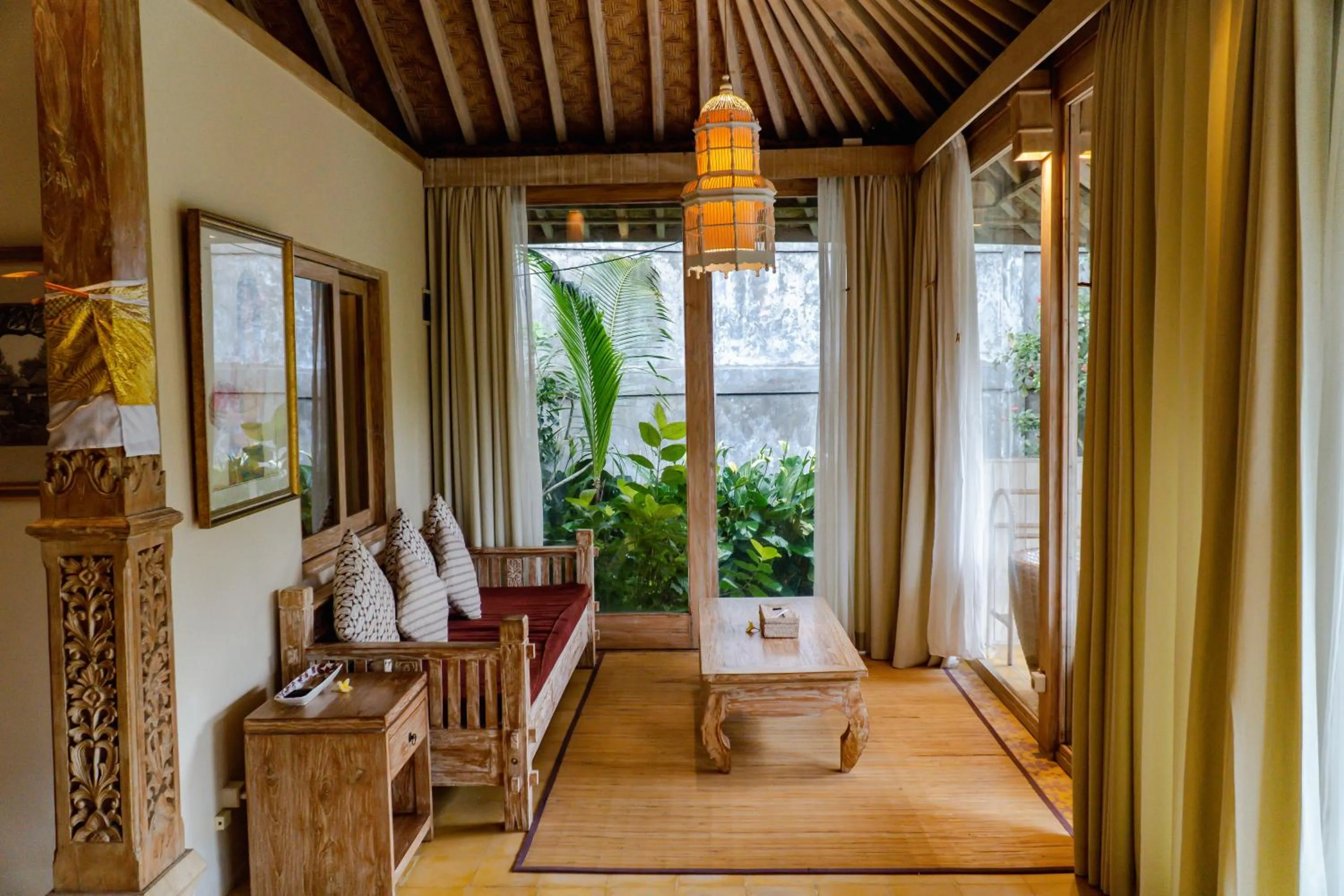 Seating area in Tri Dewi Residence by GenuineHost