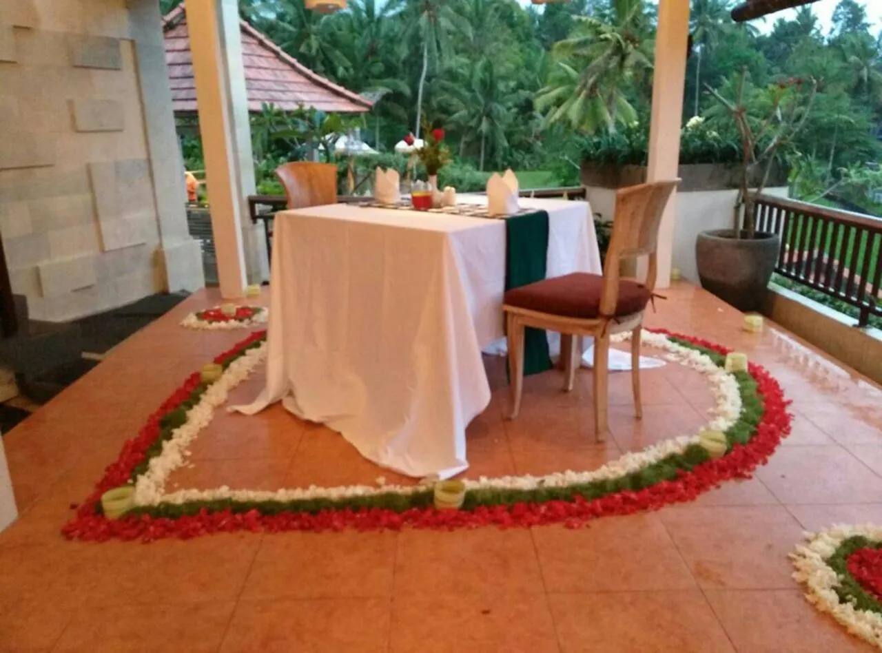 Restaurant/places to eat in Tri Dewi Residence by GenuineHost