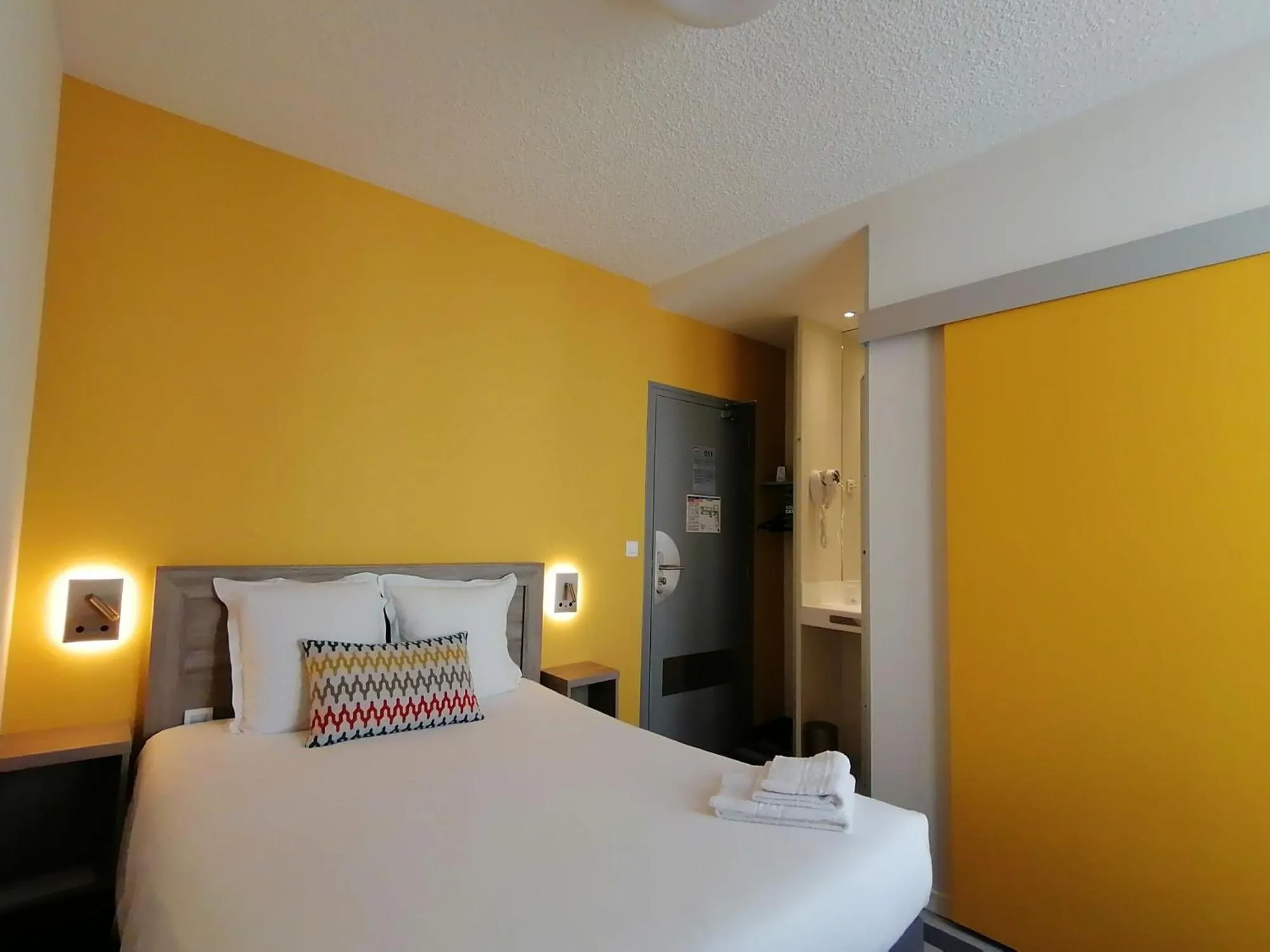 Photo of the whole room, Bed in Logis Hôtel de l'Europe