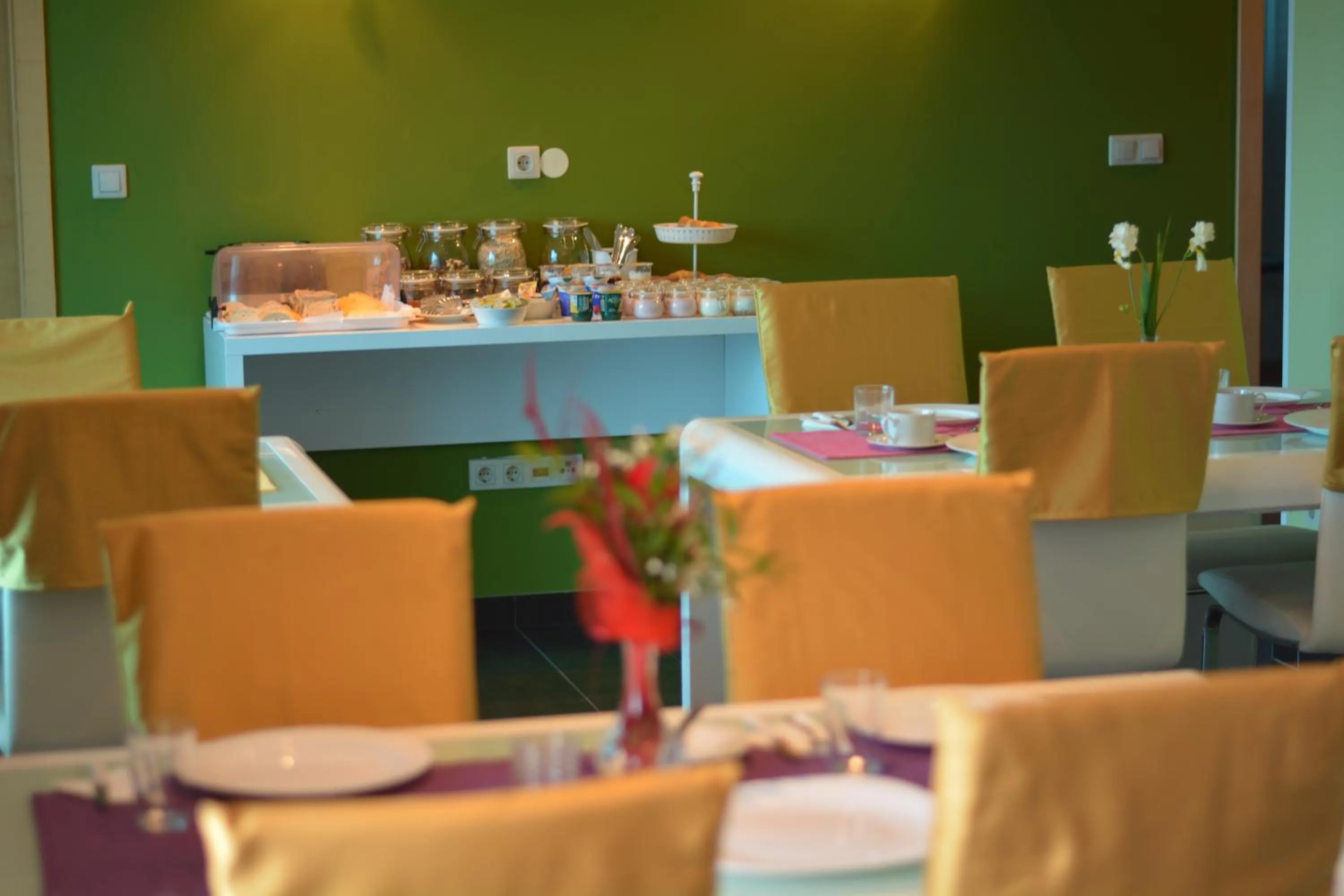 Restaurant/places to eat in Villa Avantgarde