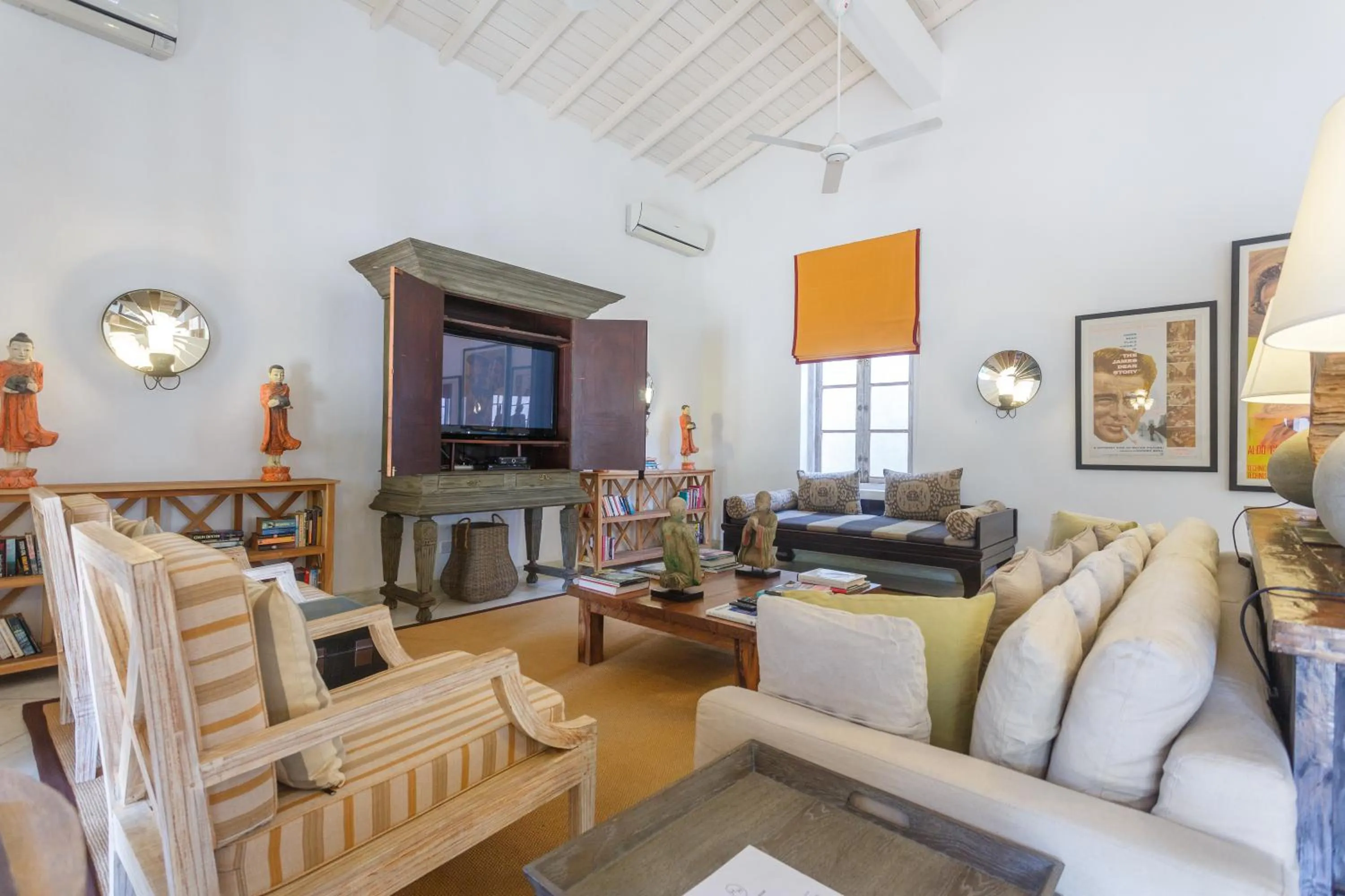 Communal lounge/ TV room in Habaraduwa House