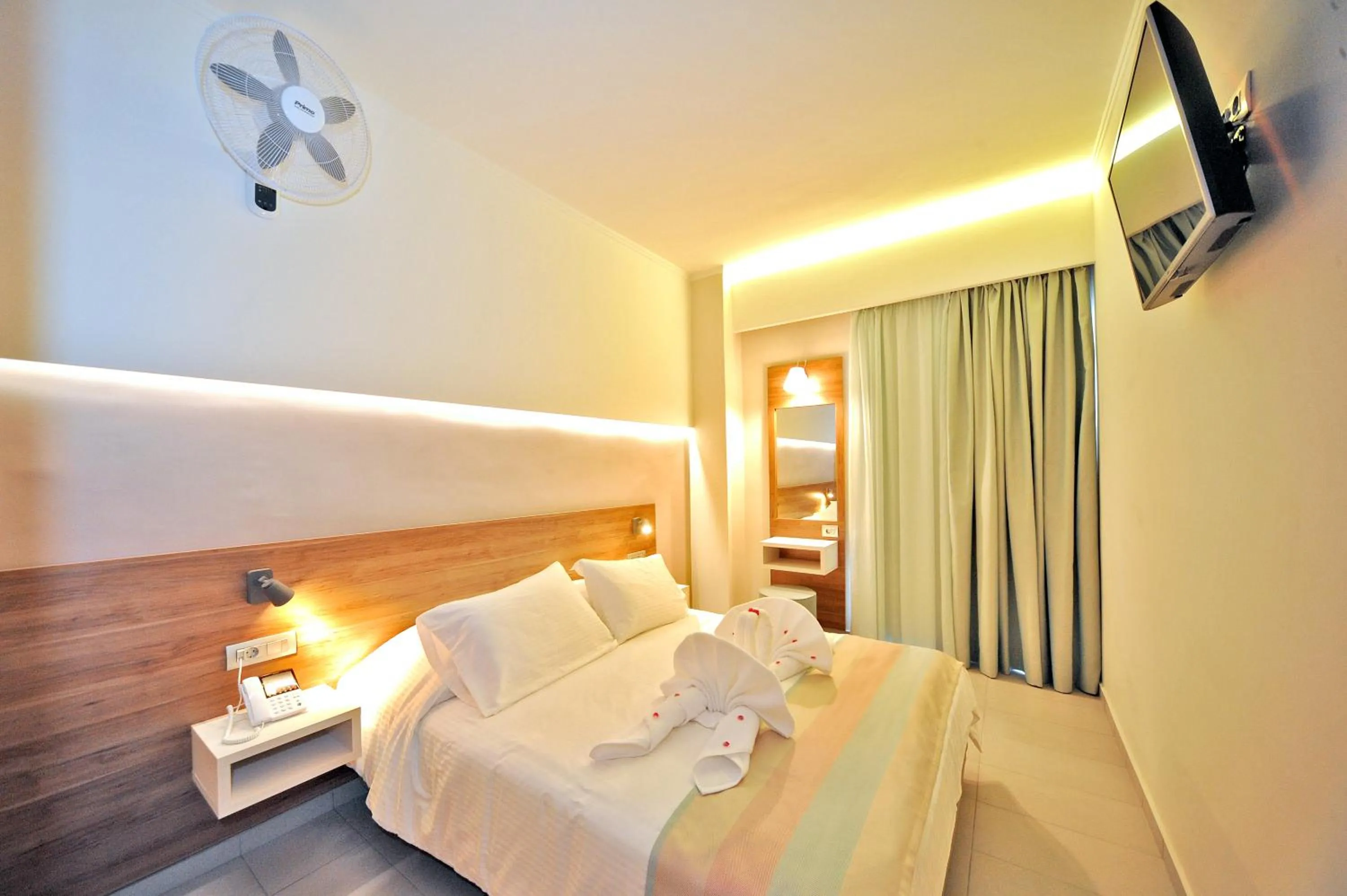 TV and multimedia, Bed in Astron Suites & Apartments
