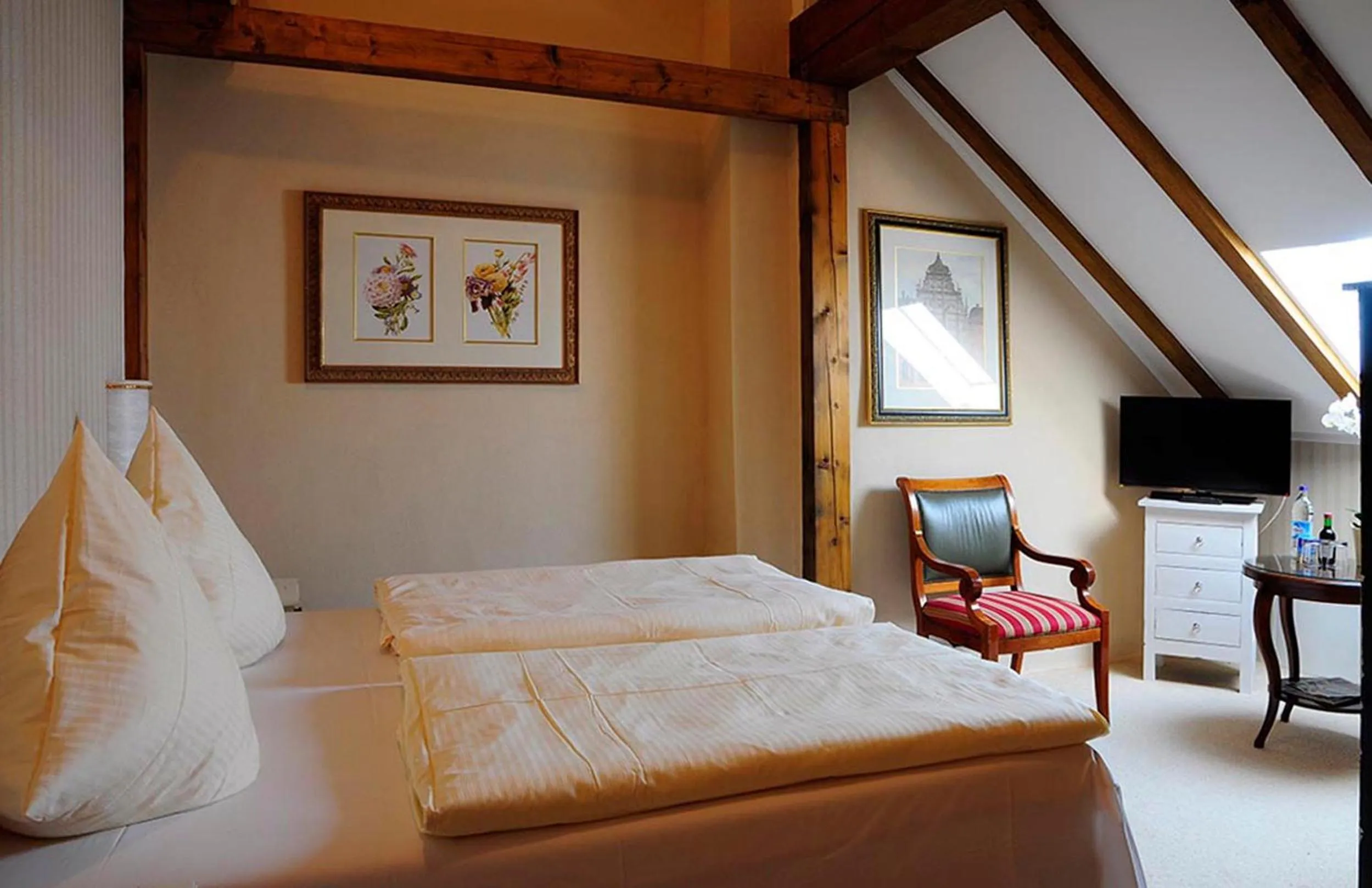 Photo of the whole room, Bed in Hotel Schlossresidenz Heitzenhofen