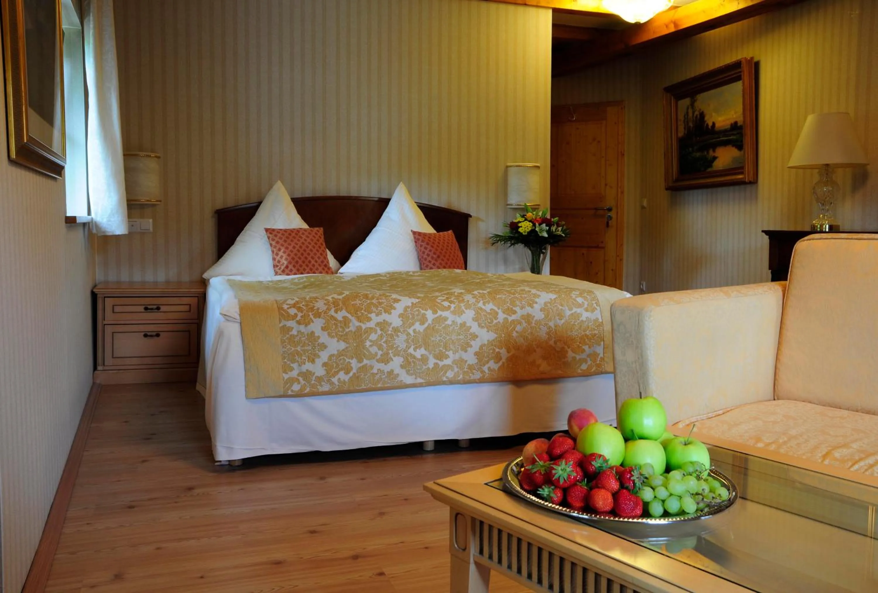Photo of the whole room, Bed in Hotel Schlossresidenz Heitzenhofen