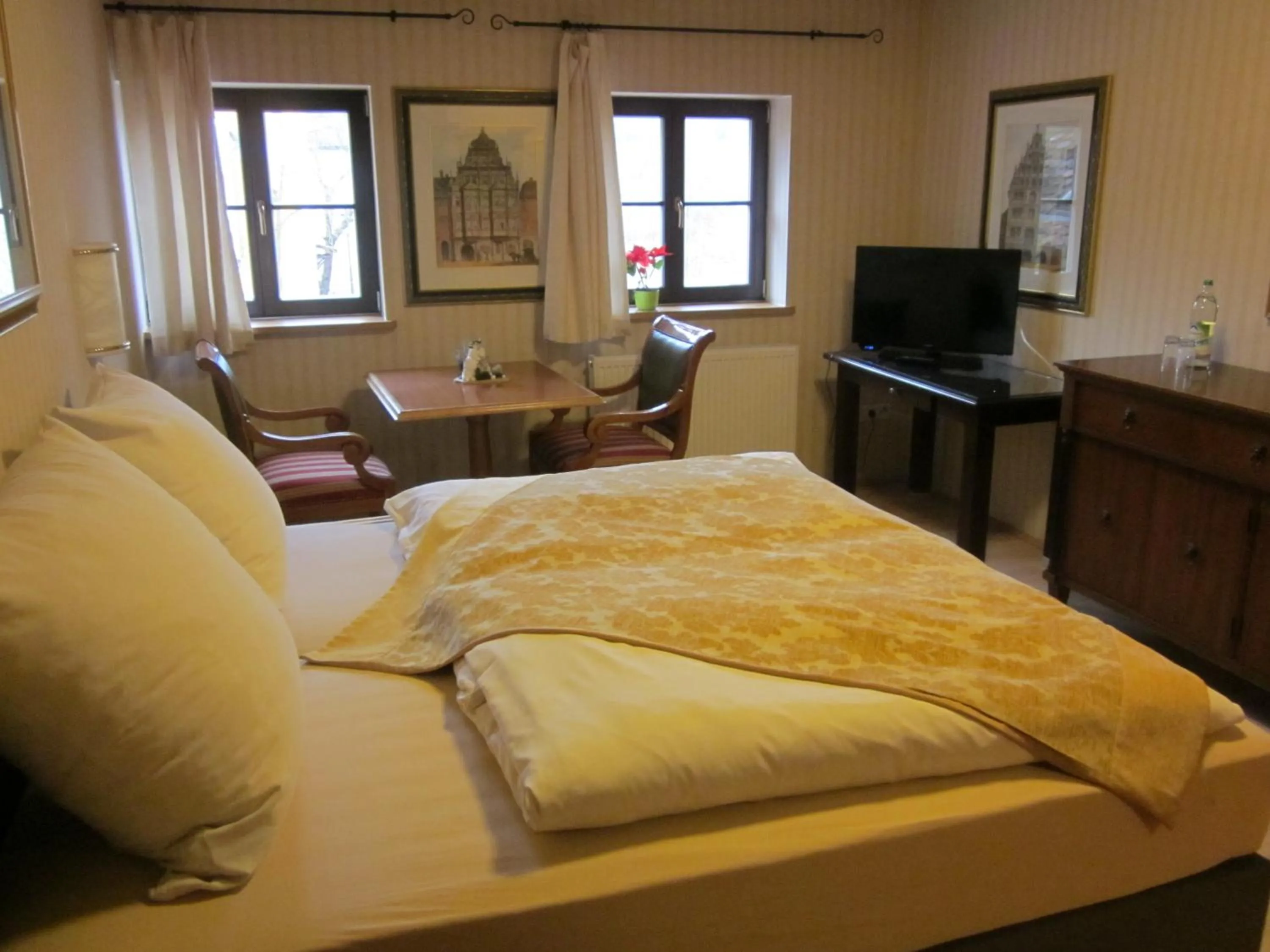 Photo of the whole room, Bed in Hotel Schlossresidenz Heitzenhofen