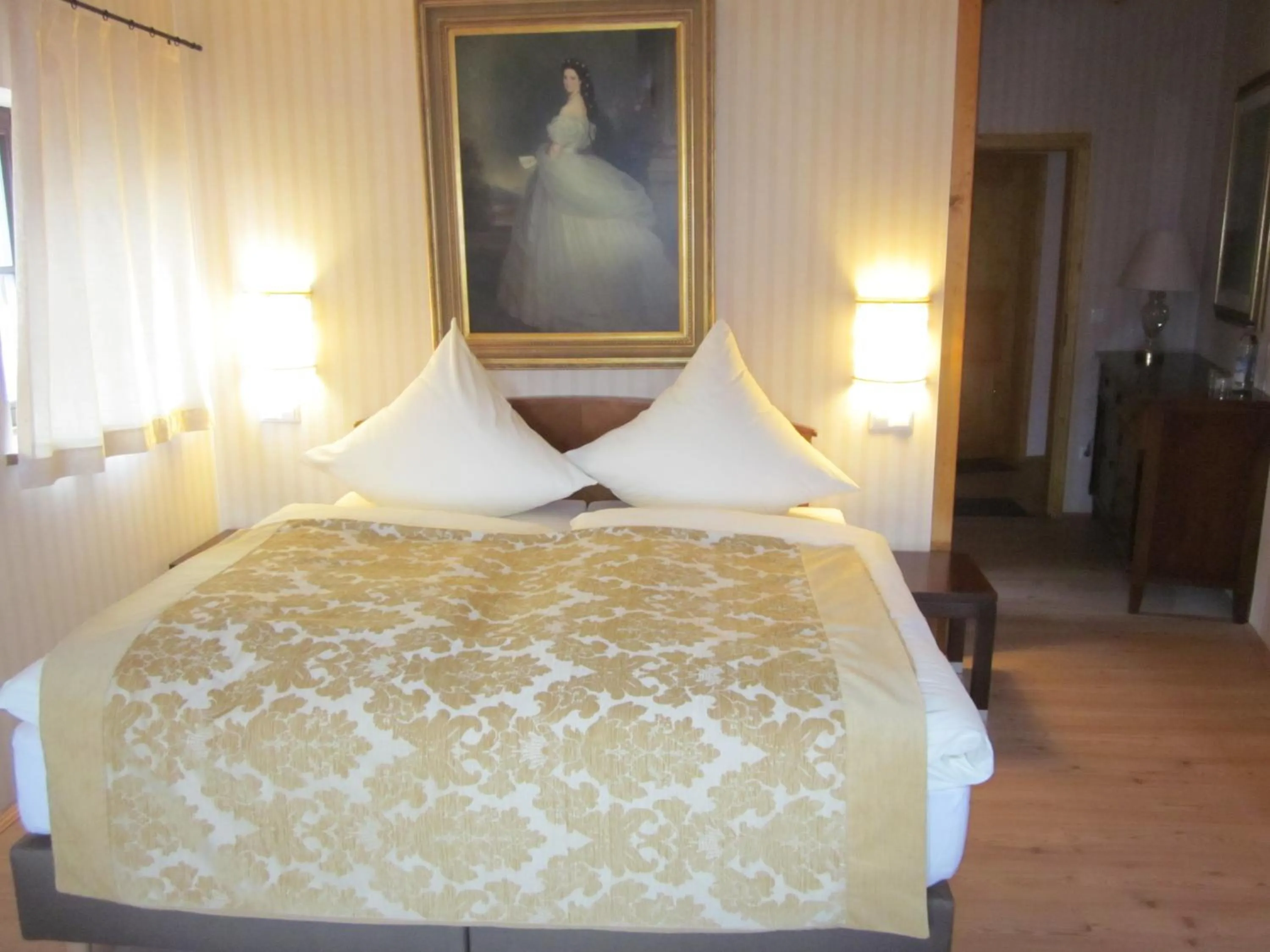 Bedroom, Bed in Hotel Schlossresidenz Heitzenhofen