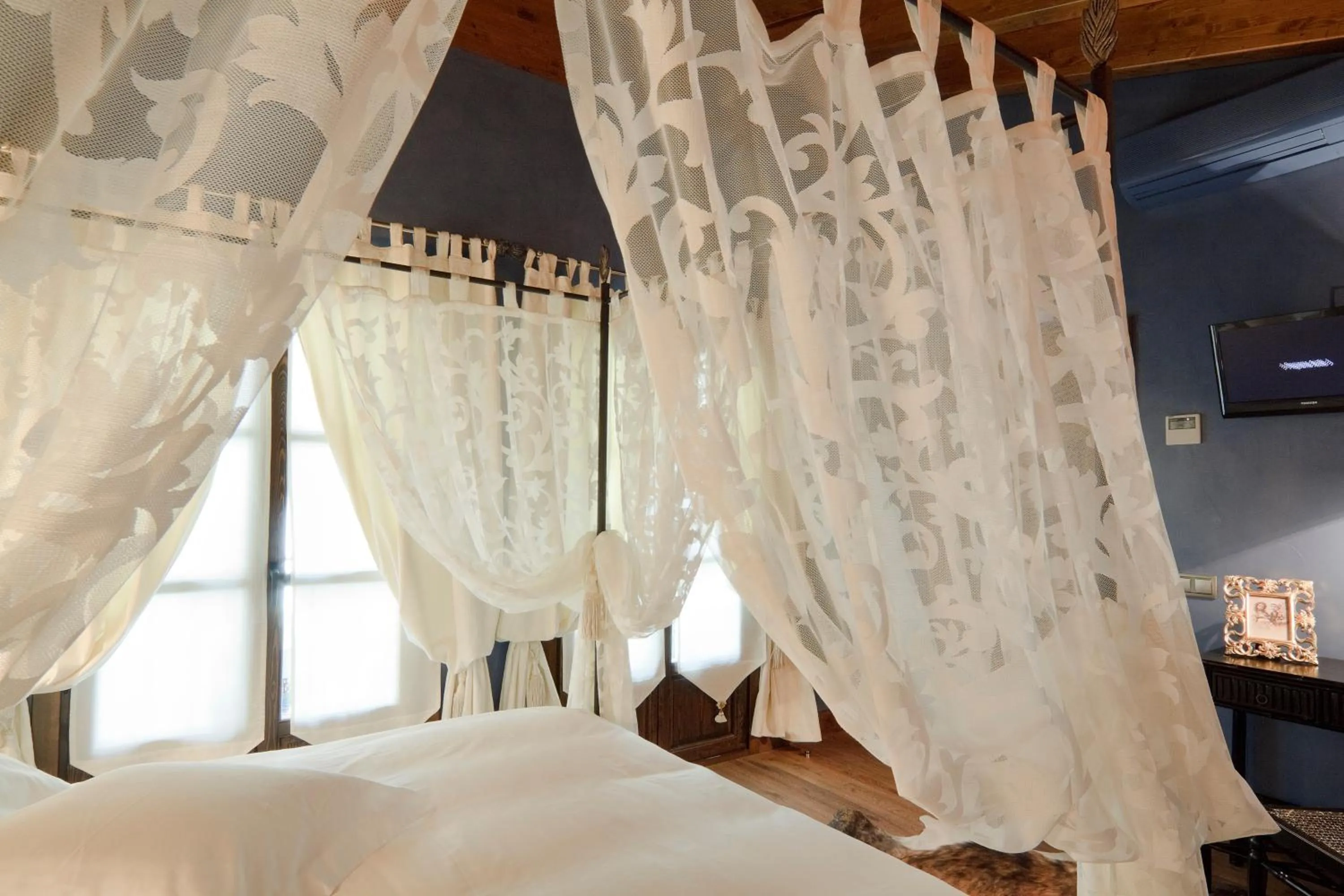 Photo of the whole room, Bed in Hospederia de los Parajes