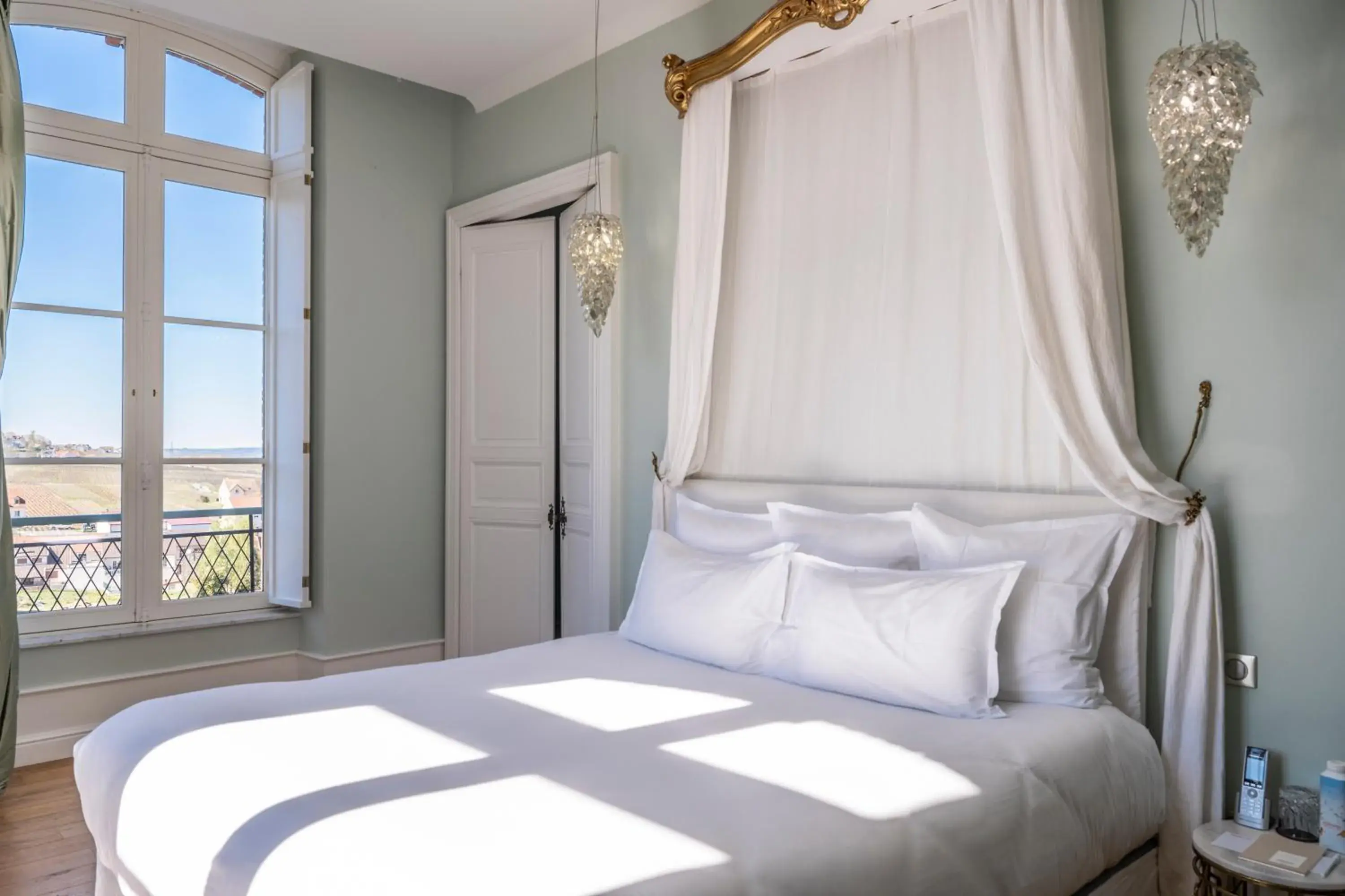 Bed in Chateau de Sacy Bed in Chateau de Sacy