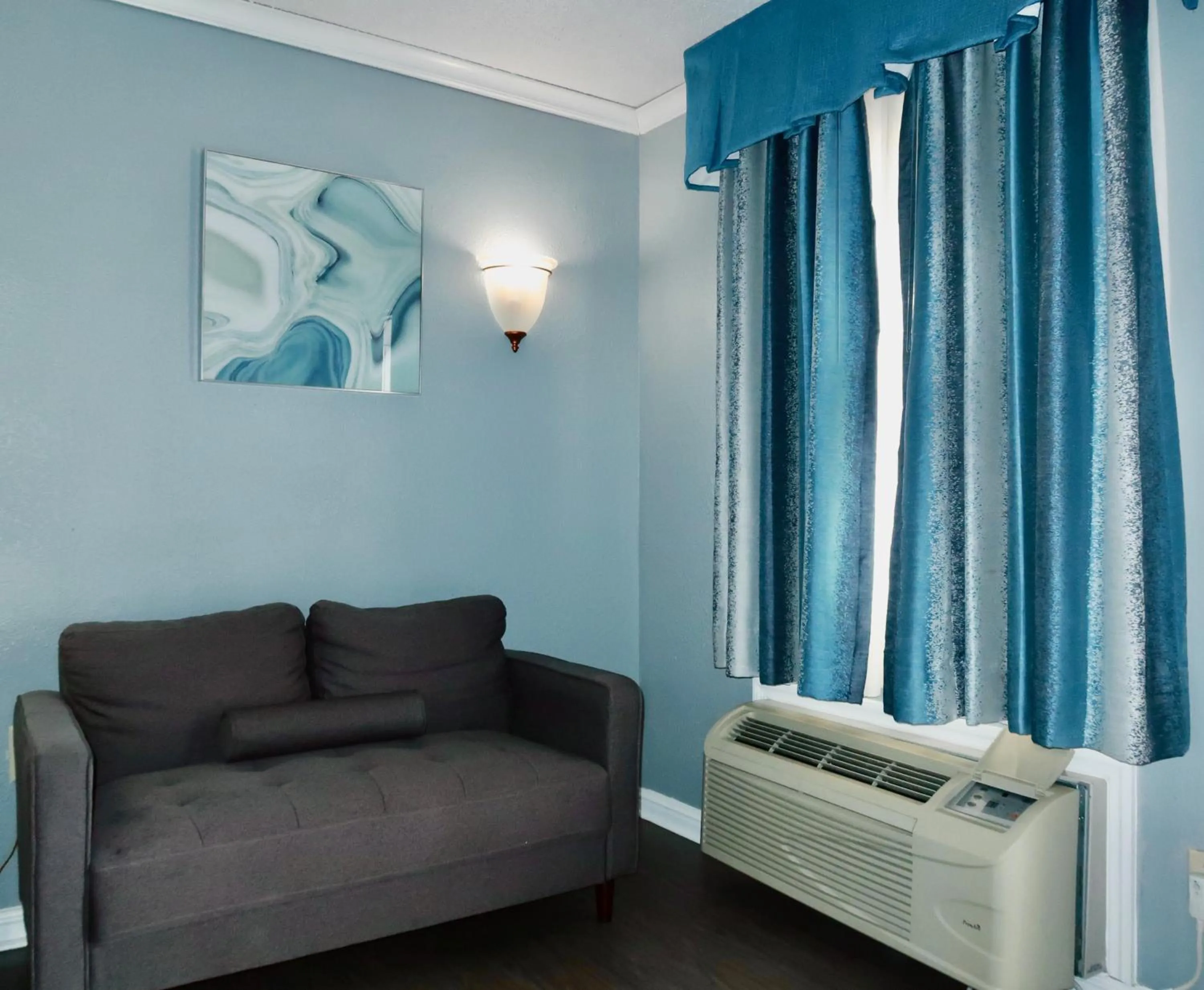 Seating area in Quarters Inn & Suites