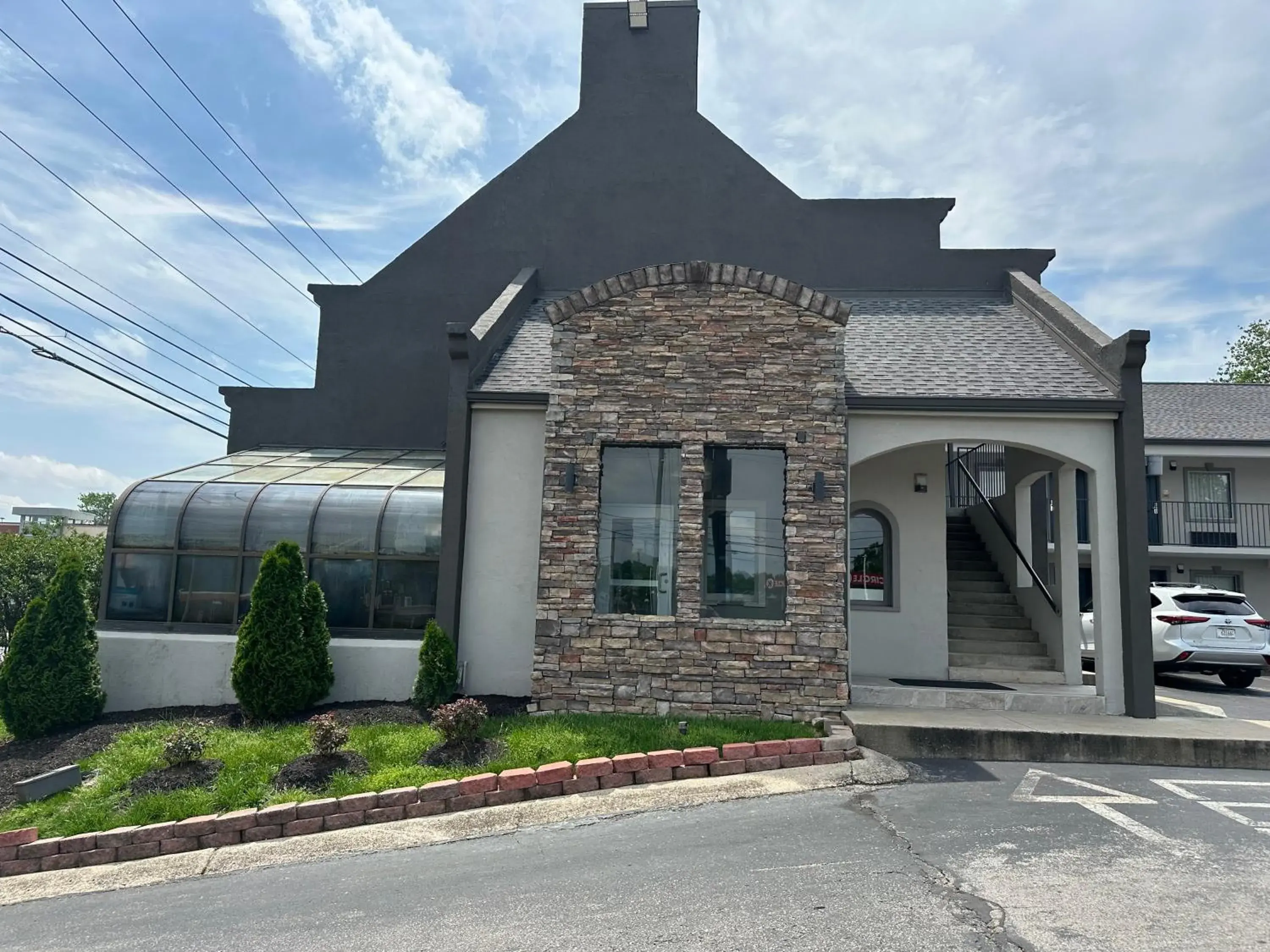 Facade/entrance in Quarters Inn & Suites Facade/entrance in Quarters Inn & Suites