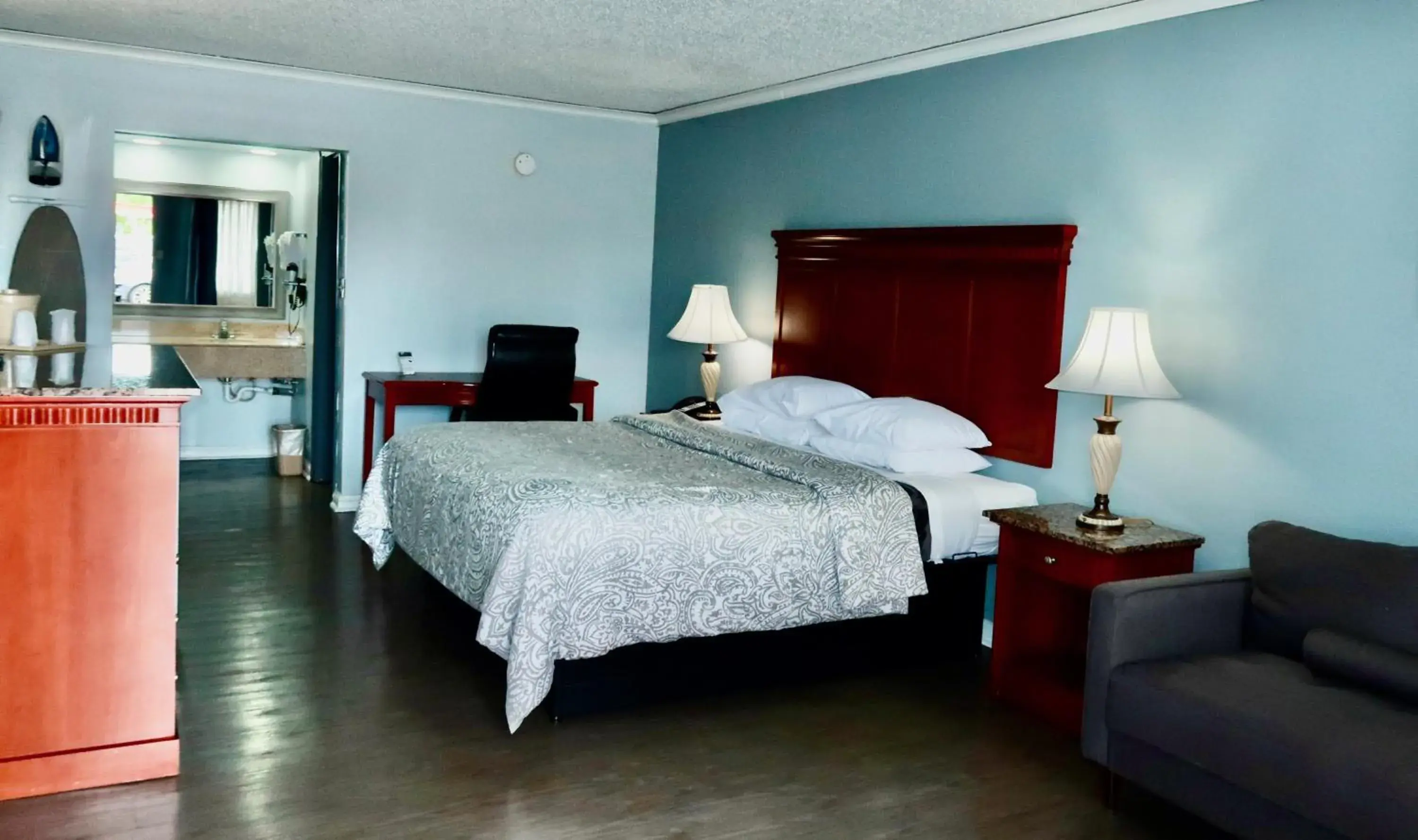 Photo of the whole room, Bed in Quarters Inn & Suites Photo of the whole room, Bed in Quarters Inn & Suites