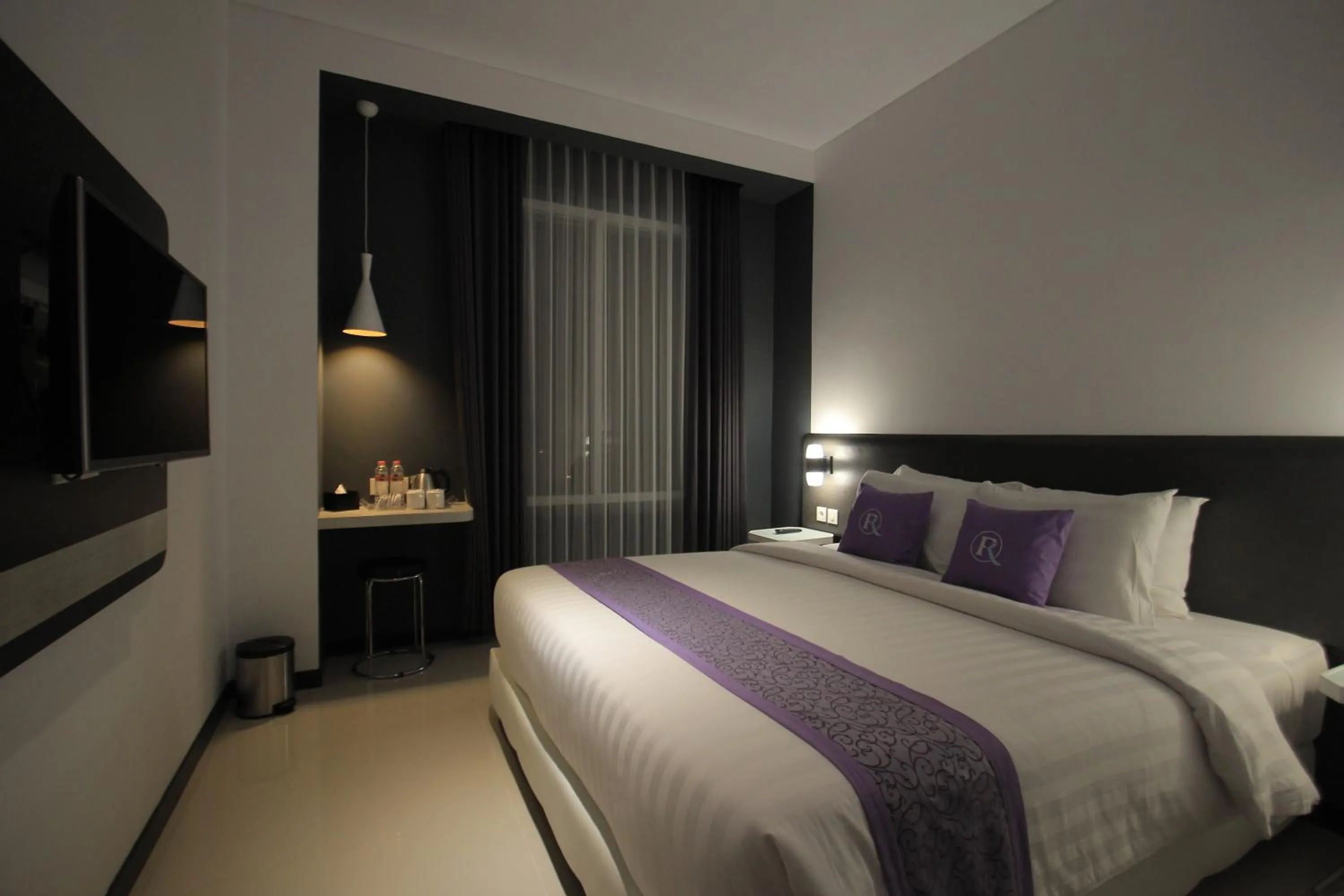 Bed in Forriz Hotel Yogyakarta