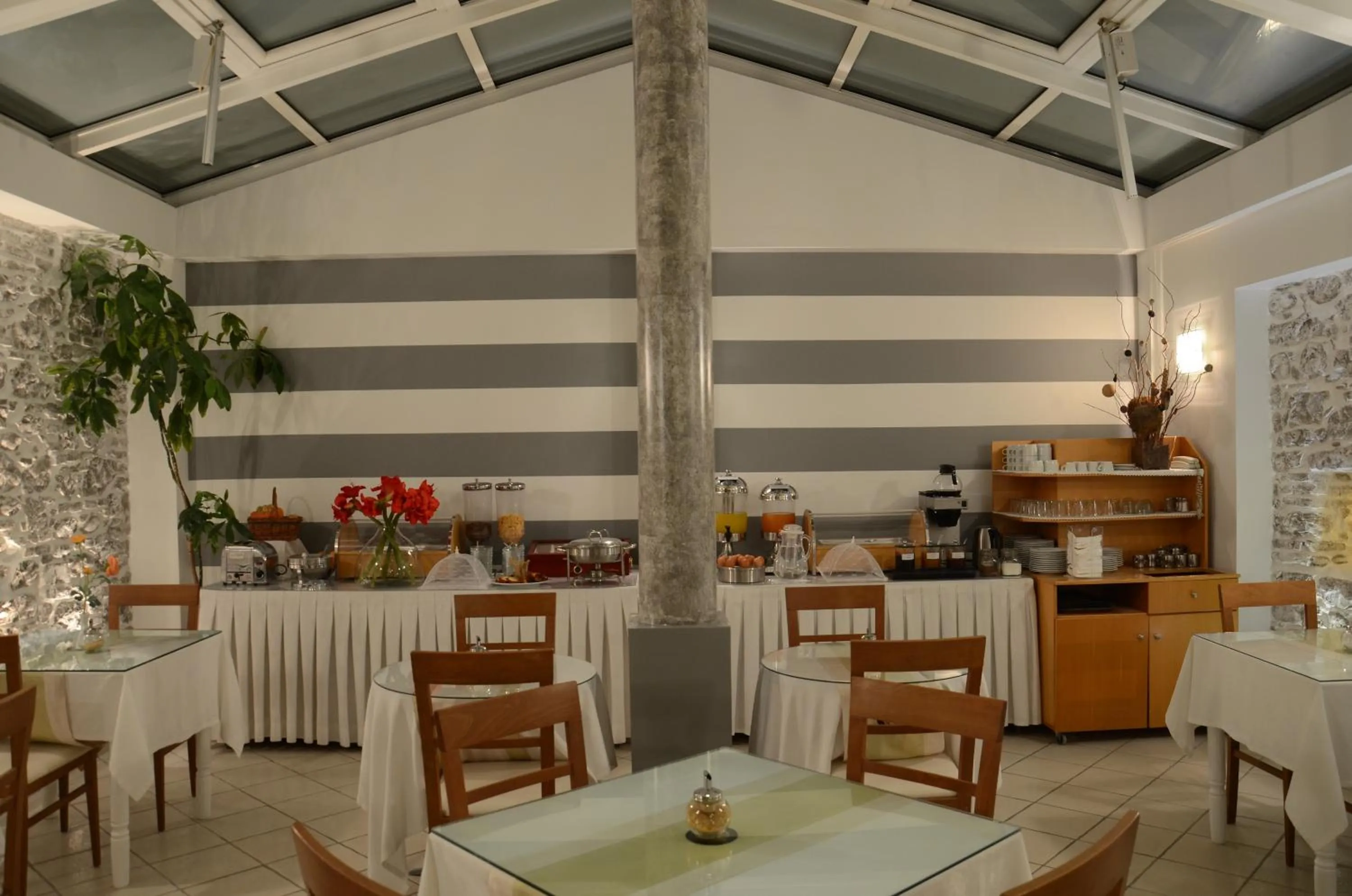 Restaurant/places to eat in Marie Palace