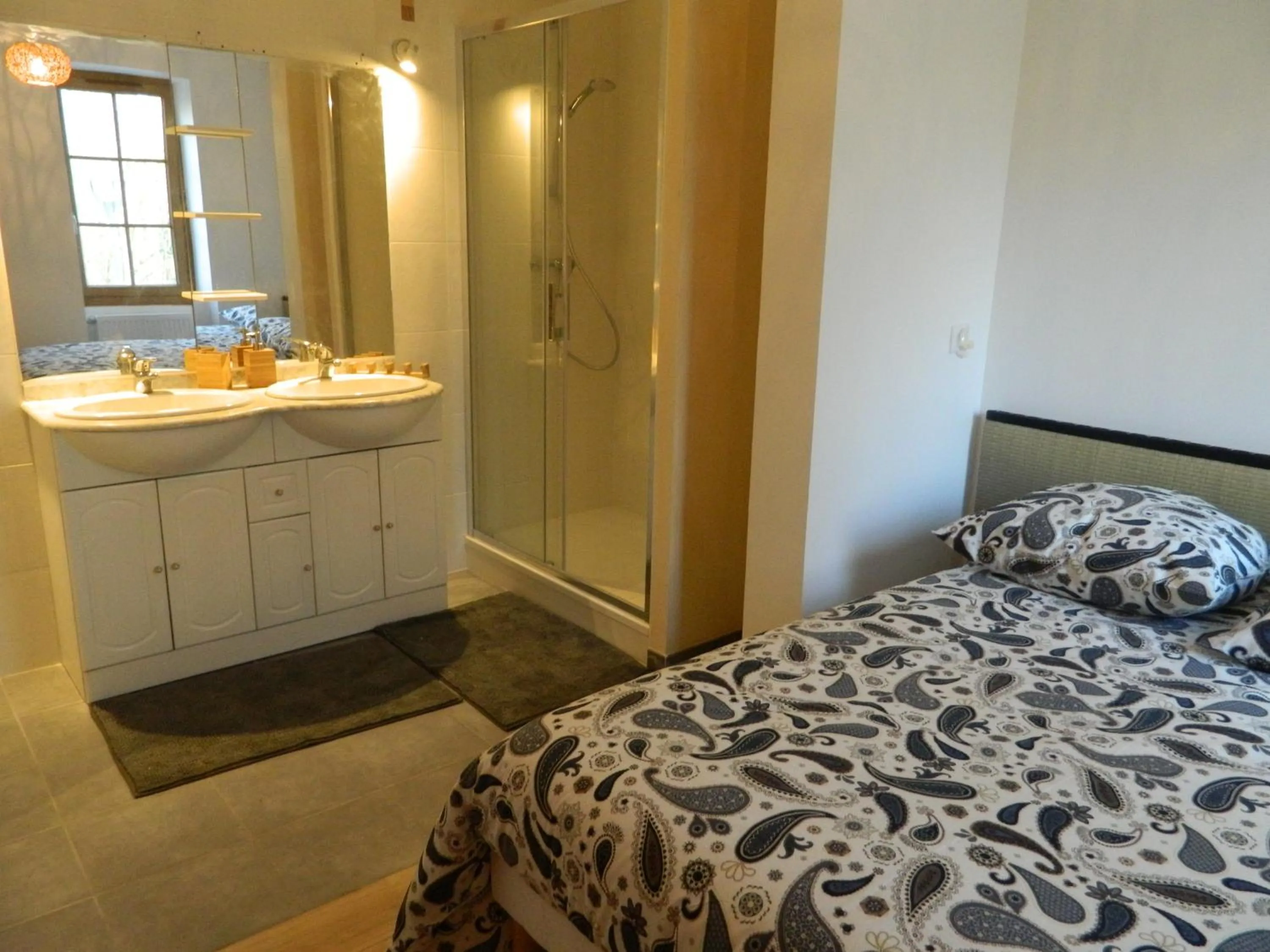 Bathroom, Bed in Gite de l'école