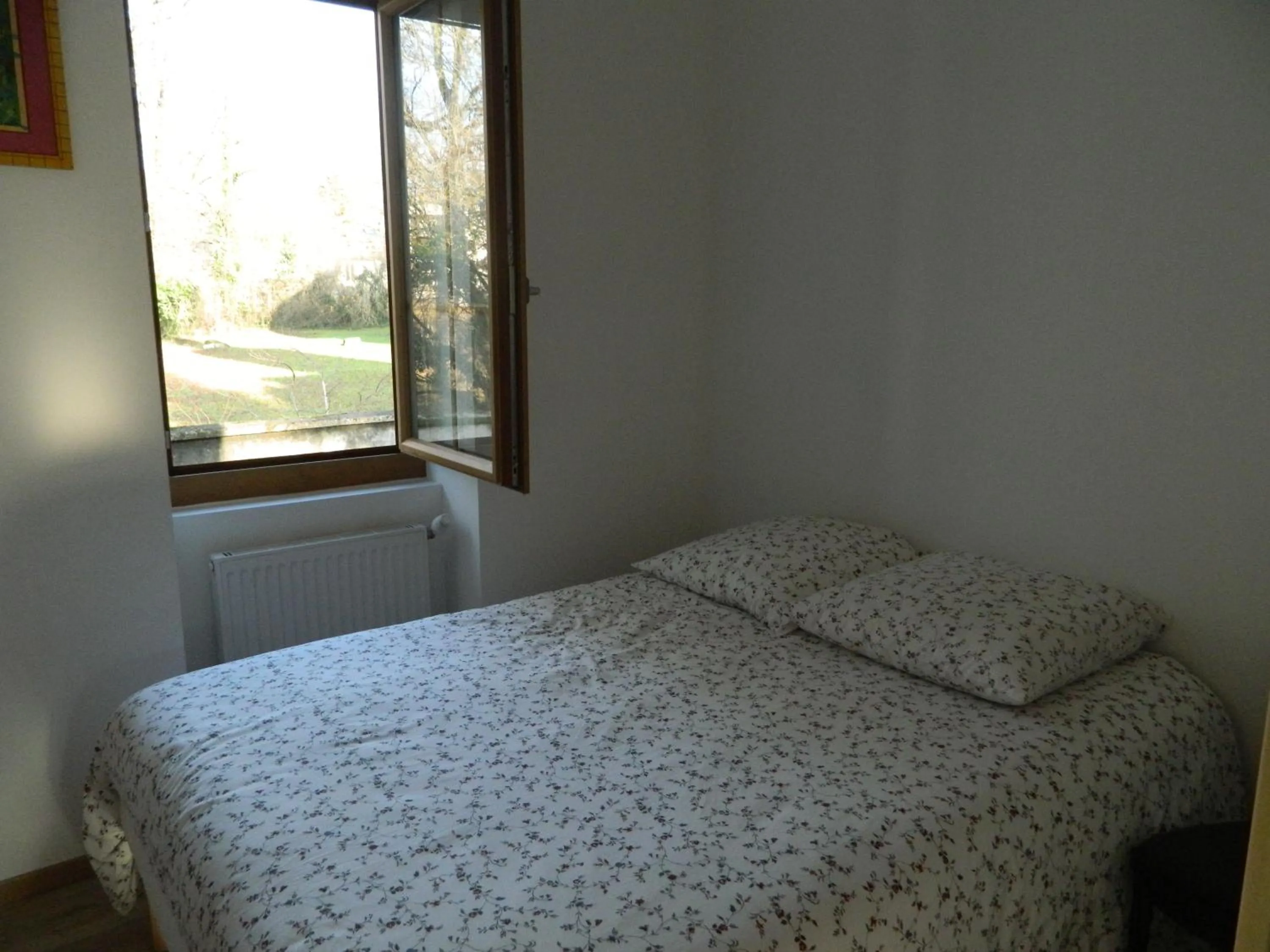 Photo of the whole room, Bed in Gite de l'école